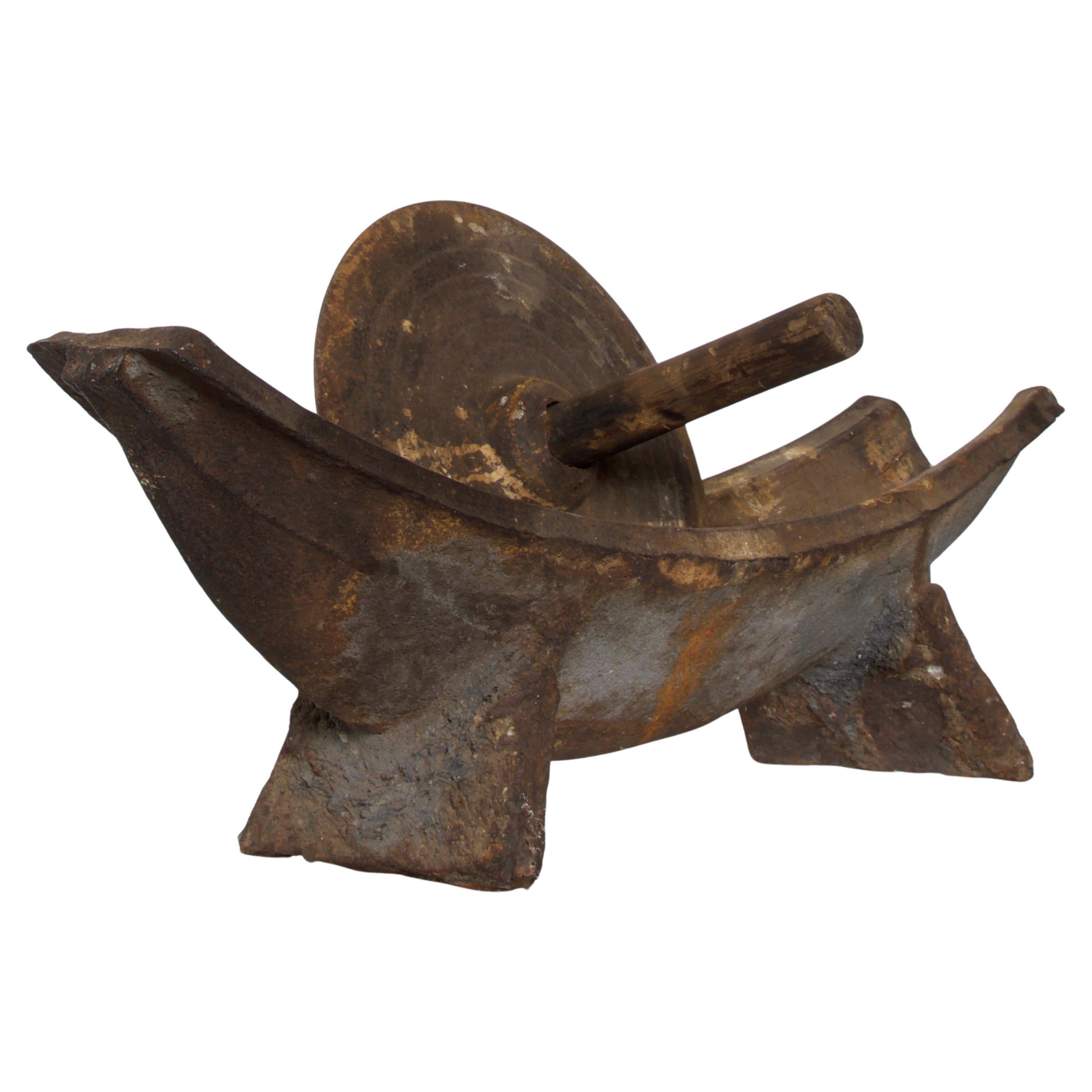Ancien moulin à tombeau japonais de Yagen Iron Mortar
Outil utilisé pour broyer les médicaments
7 h x 5,5 l x 21,75
Non restauré Worn Aged Vintage Distressed Condition. 
Examinez les images s'il vous plaît.