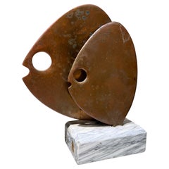 Scultura modernista degli anni '70, pesce in bronzo su marmo, n. 39/500, Hattakitkosol Somchai