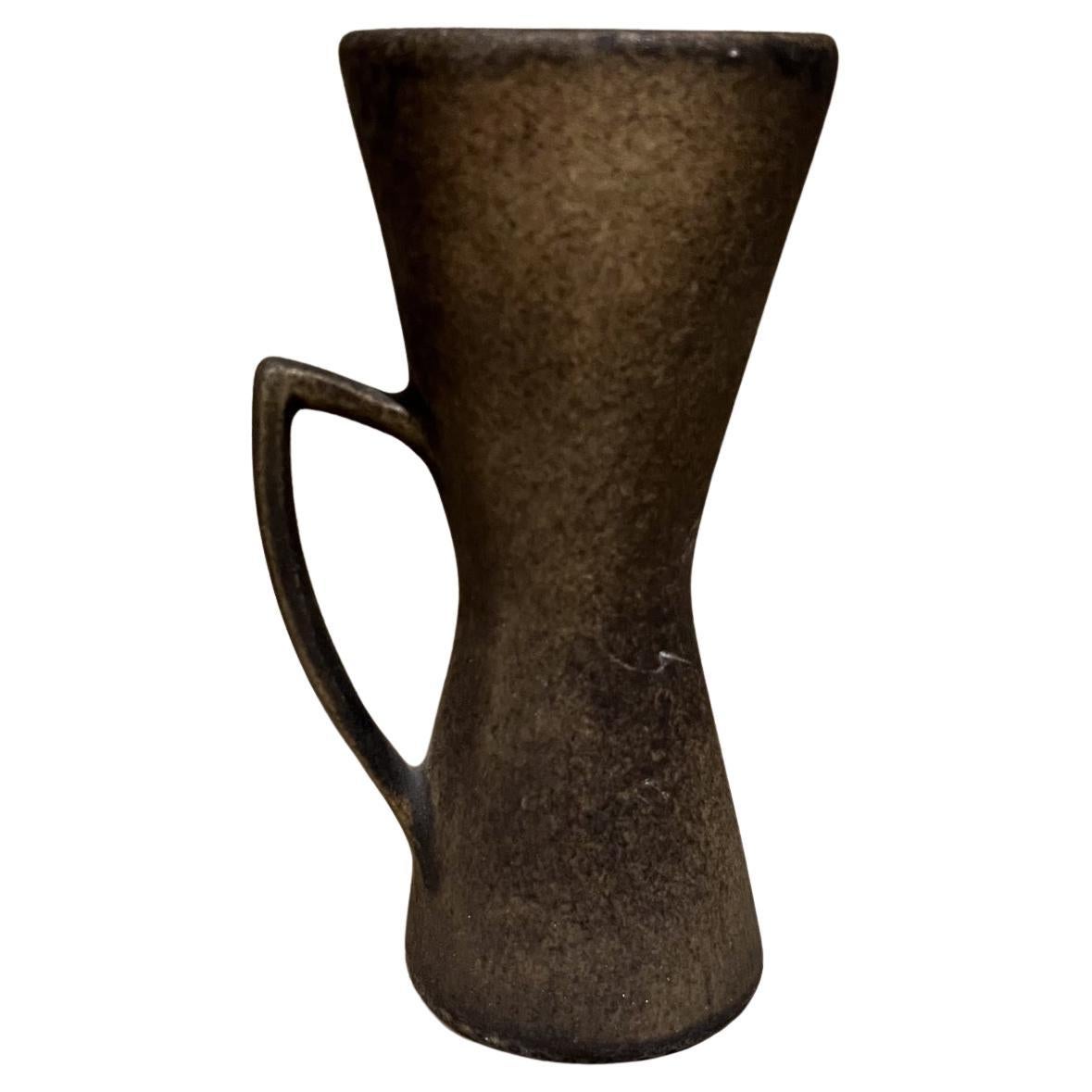 Grand tasse sculpturale signée Studio Art Pottery des années 1970