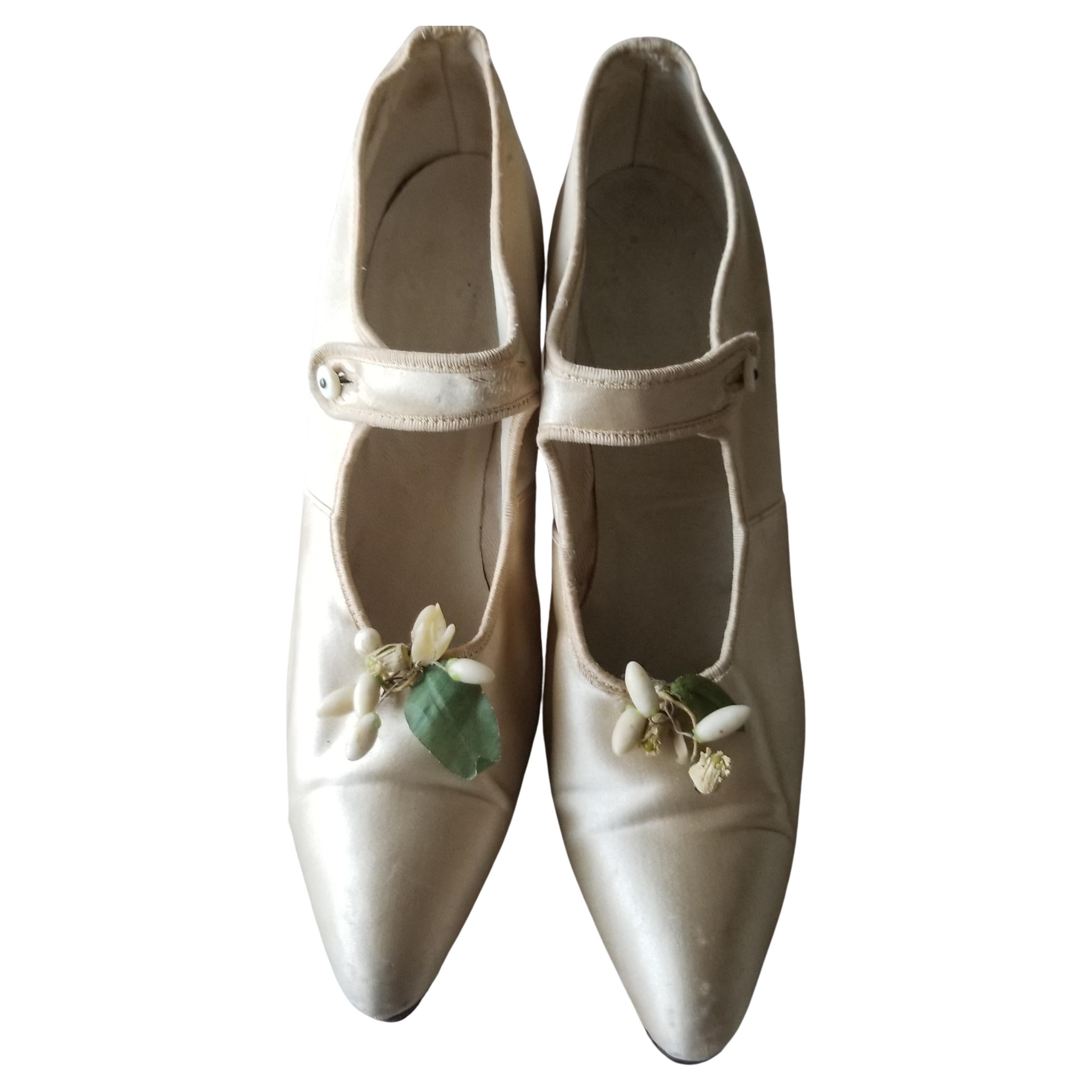 Unknown Antique French Victorian Bride Cream Silk Wedding Shoes Dainty Flower Bud For Sale