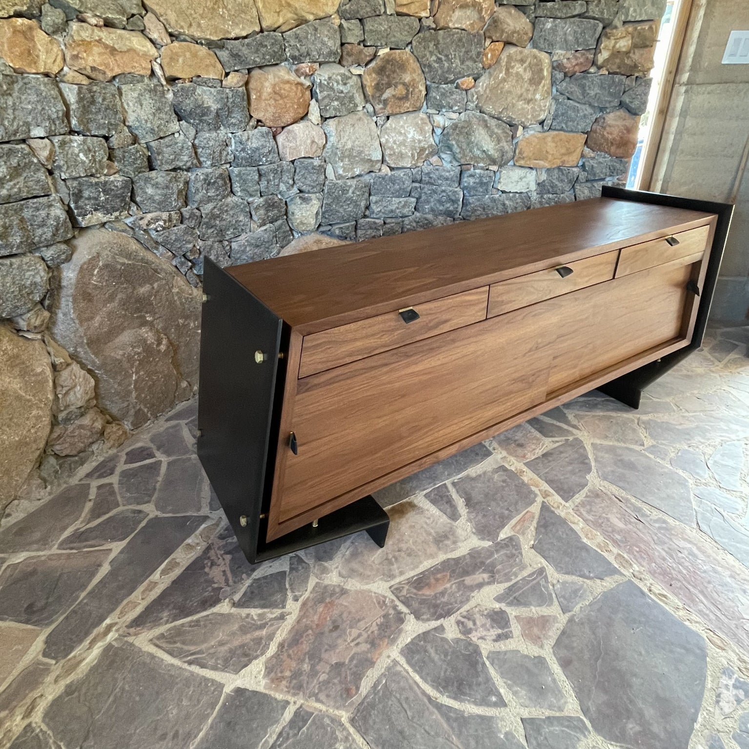 Modern Floating Credenza
Exquisite craftsmanship and details on a custom-built floating credenza handmade in California.
Crafted in walnut wood bronze and features leather pull handles. Stunning presentation.
Designed by Pablo Romo for AMBIANIC.