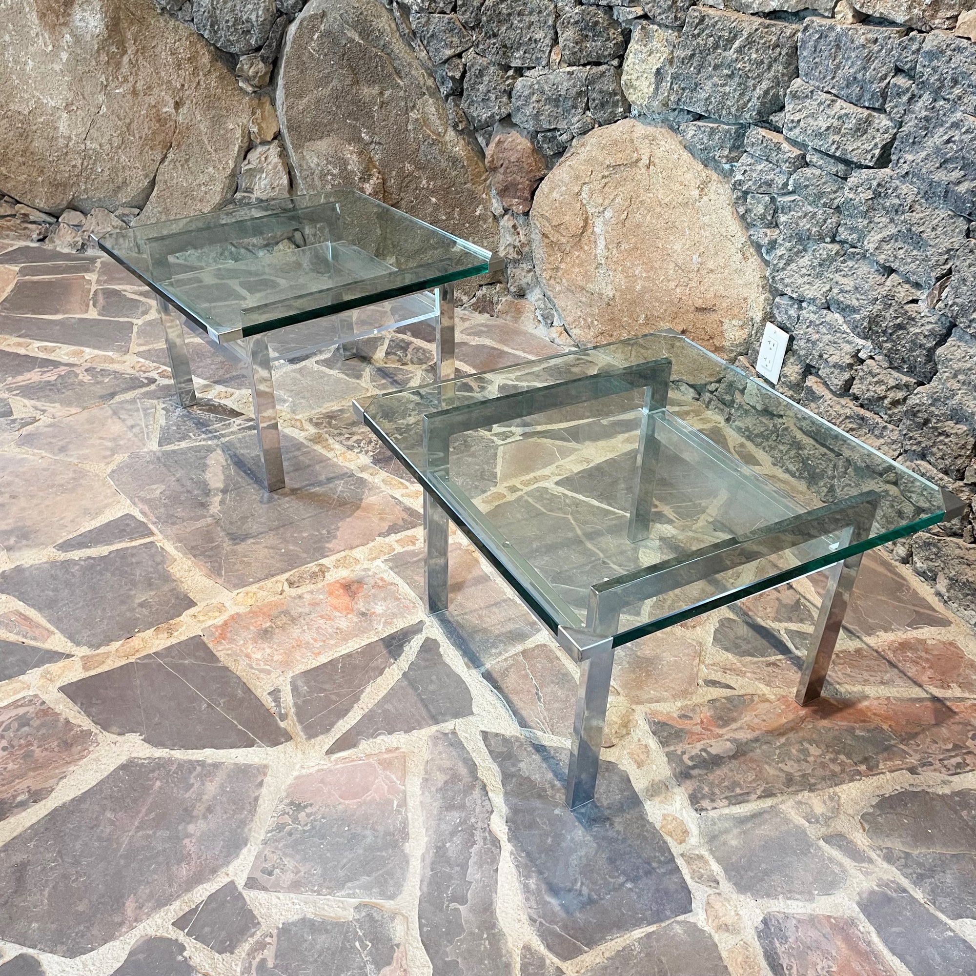 Modern side tables
Pair of clean modern side tables in chrome plated steel, thick glass and lucite.
Unmarked attributed to Milo Baughman.
Measures: 14.38 H x 23.75 x 24 glass .75 thick
Original preowned unrestored vintage condition.
Refer to