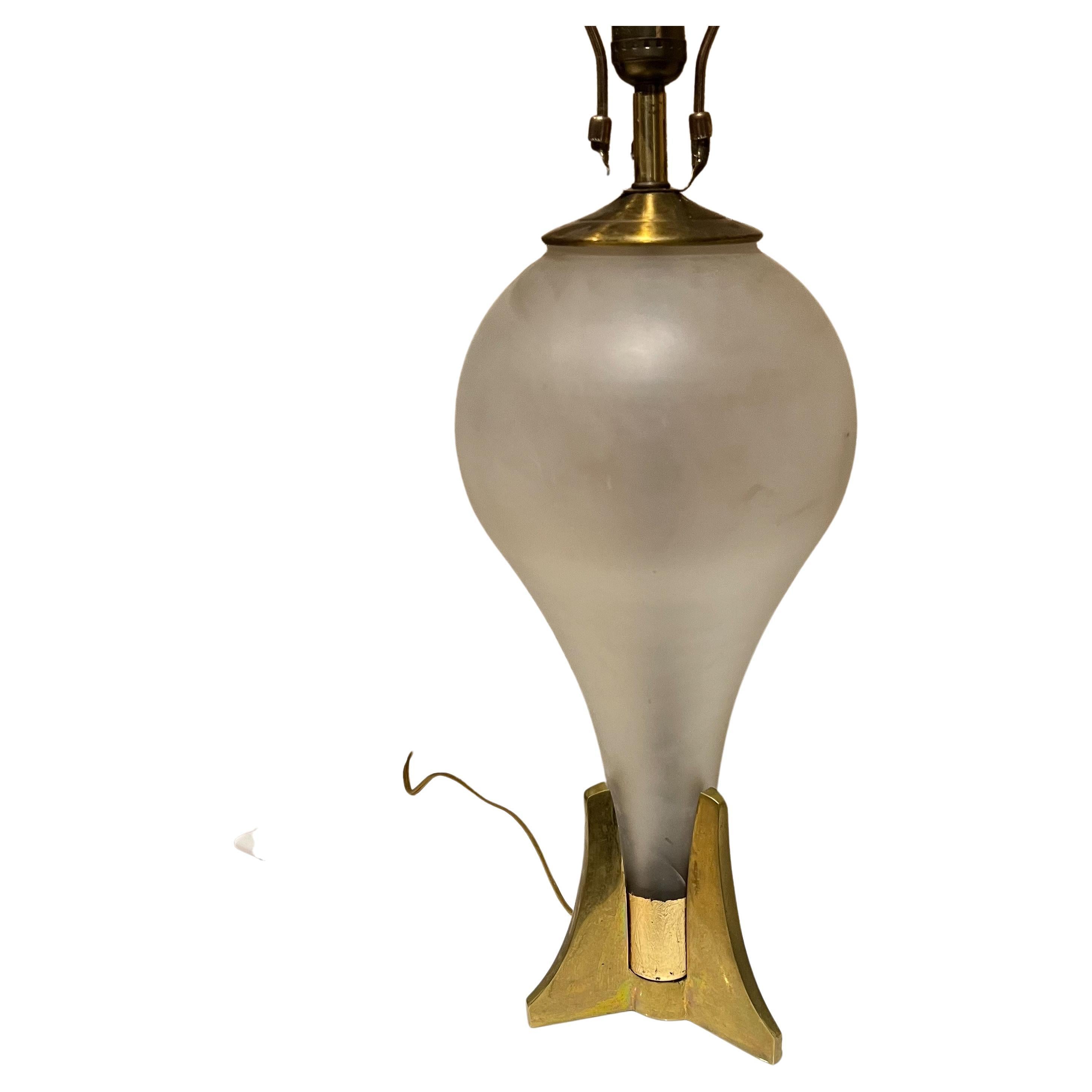 Table lamp
Stylish midcentury sculptural brass and opaline glass single table lamp
Lamp only, no shade is included
Measures: 22.5 tall x 7 diameter
Preowned unrestored vintage condition.
See images please.
   