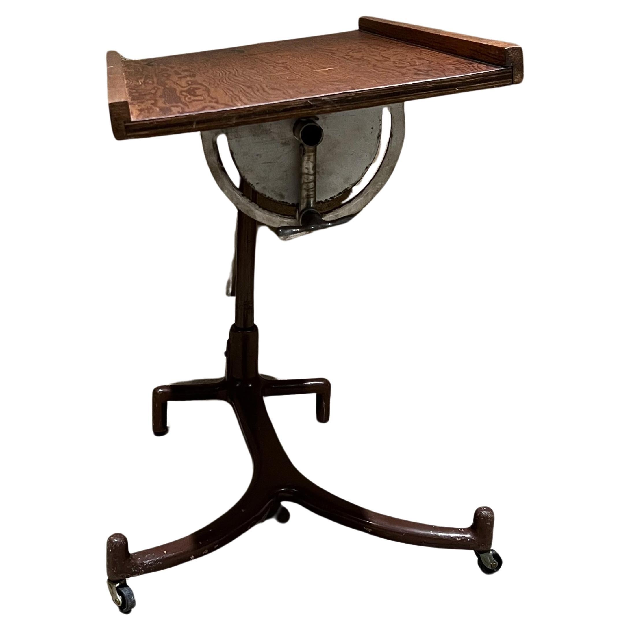 1930s Fabulous Industrial Adjustable Wood Table Hand Crank Metal Base en vente
