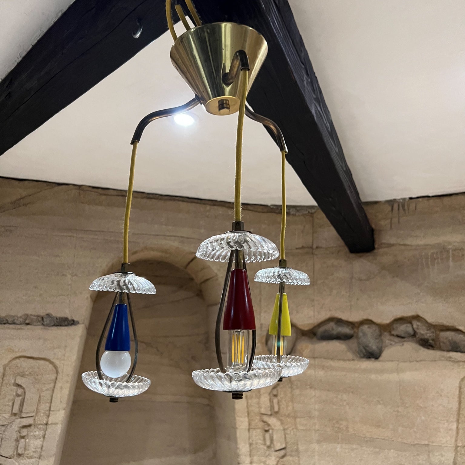 Vintage Modern 1950s Italian Trio pendant hanging chandelier lamp
Yellow, blue and red
Brass and art glass
Unmarked, attributed to style of Stilnovo.
Measures: 22 tall x 16 diameter
Preowned unrestored original condition.
See our images