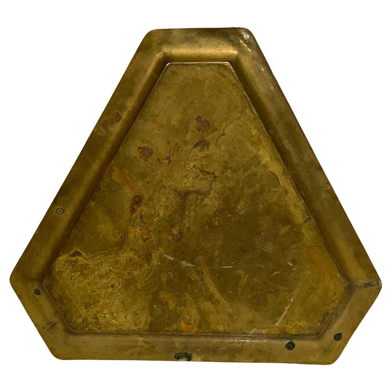 Vintage brass triangular tray Hammered Design
9.25 x 10.5 w x .38
Preowned original unrestored vintage condition. Wear is present.
Review images provided.
 