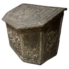 Antike Feuerholz- Kohleholz-Repousse-Schachtel mit künstlerischen Szenen aus Messing, späte 1800er Jahre