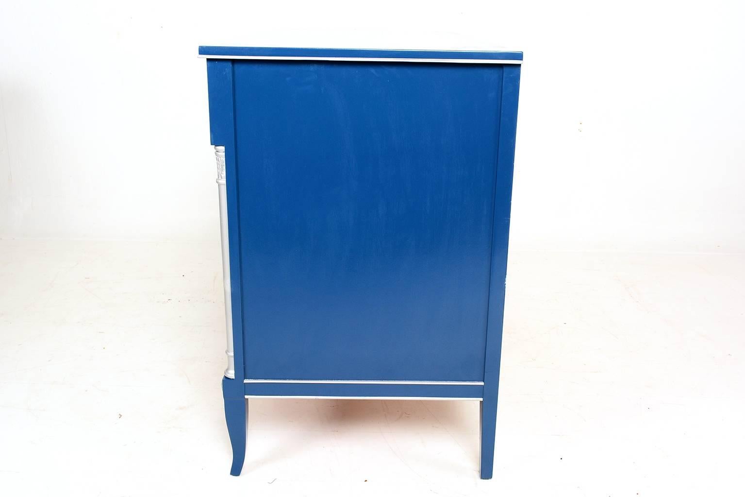 For your consideration a Mid-Century period dresser by R-WAY. Neoclassical style in blue color and nickel plated handles and silver accents. 

Retails R-WAY brass label in top drawer. A small jewelry tray in the opposite side of top drawer.