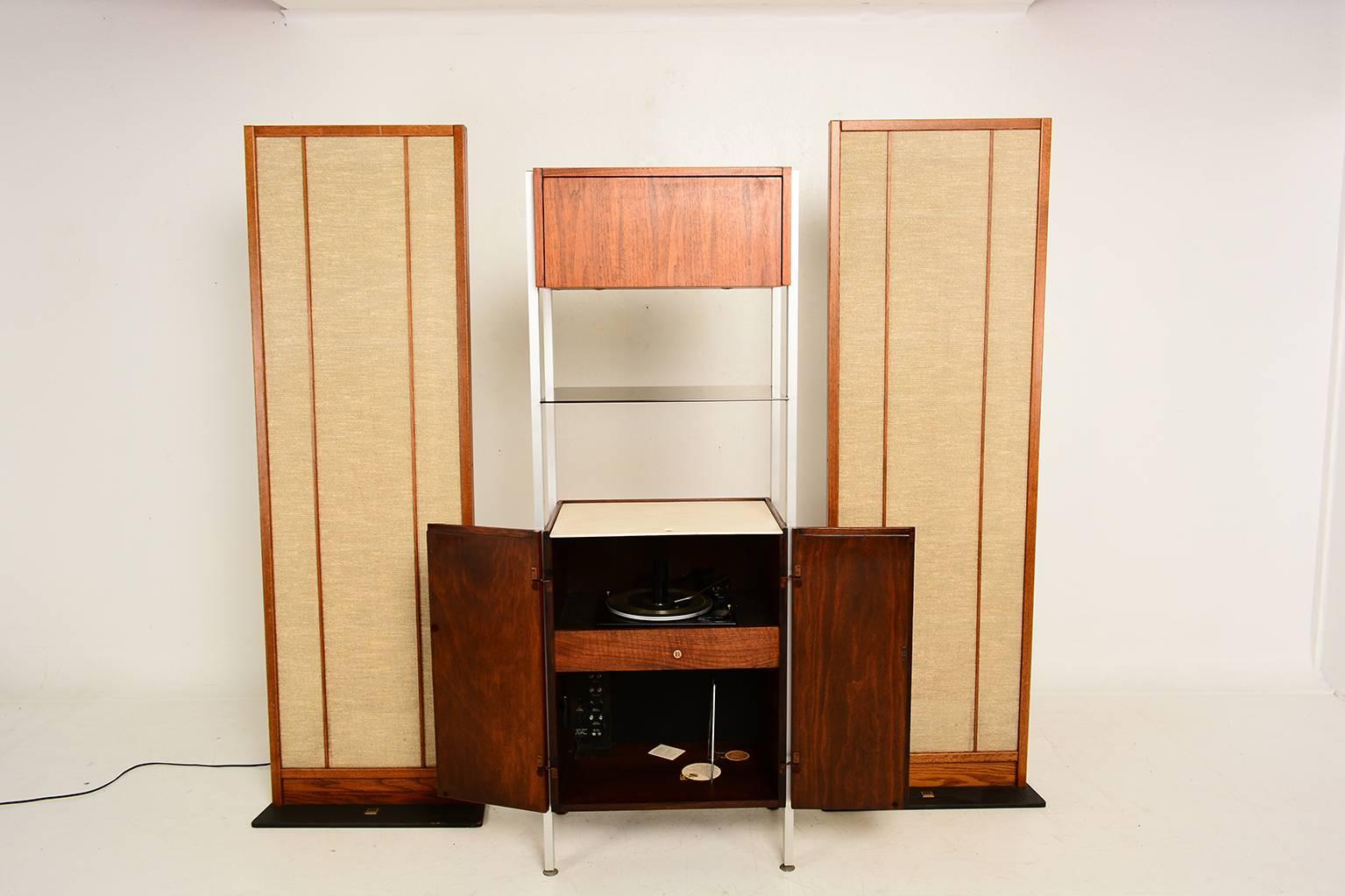 Midcentury wall unit stereo cabinet in walnut and aluminium.
Japan, 1960s.
We are selling just the cabinet.
Speakers not included, stereo not working, it can be retrofitted or used as a decoration.