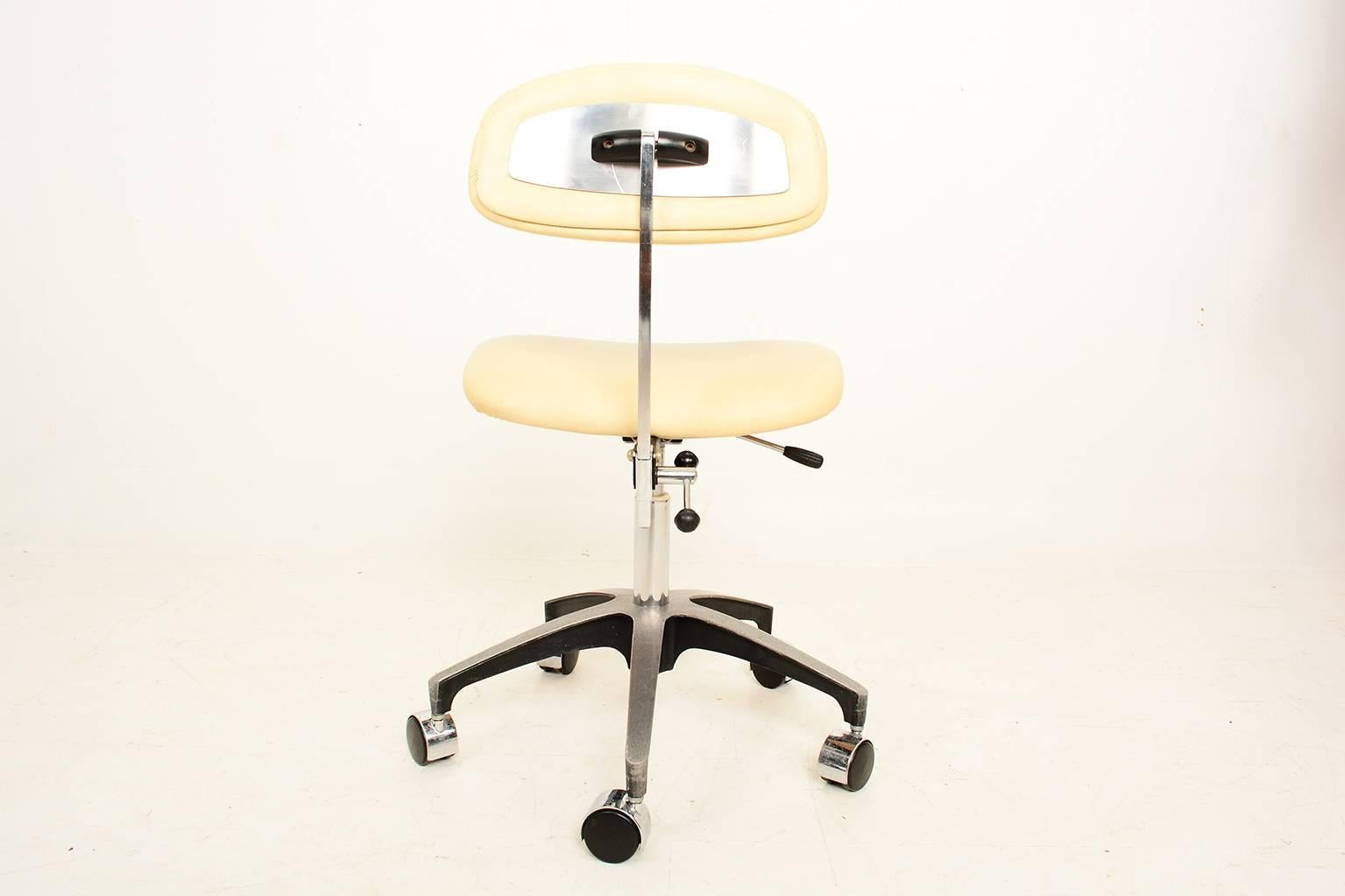 For your consideration a vintage office chair made of aluminum and upholstered in original off white Naugahyde (faux leather texture).

The chair requires new upholstery. Price includes the upholstery label, customer to provide fabric. 

Five