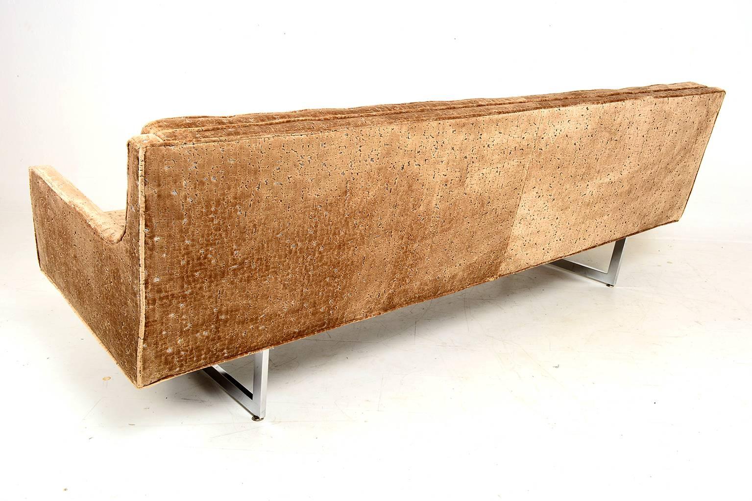 For your consideration a Mid-Century Modern sofa with new upholstery in gold tones. Mounted in clean modern legs in chrome-plated steal.

The upholstery has a contemporary pattern in gold tones. It has a rich vibrant tones in velvet finish. Sample