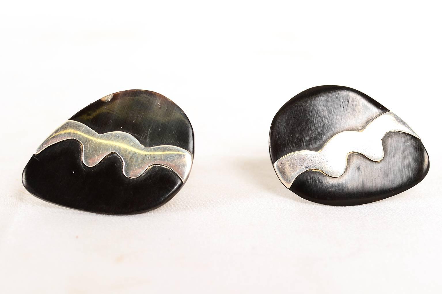 Beautiful pair of matching cufflinks made of freeform onyx and sterling silver. Stamped .925 sterling TAXCO, Initials CD.
Wonderful original vintage condition. A modernist design, ready to go.

Free shipping in the USA.
  

  