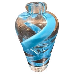 1990er Blue Ribbon Italienisches Kunstglas Murano Swirl Vase signiert