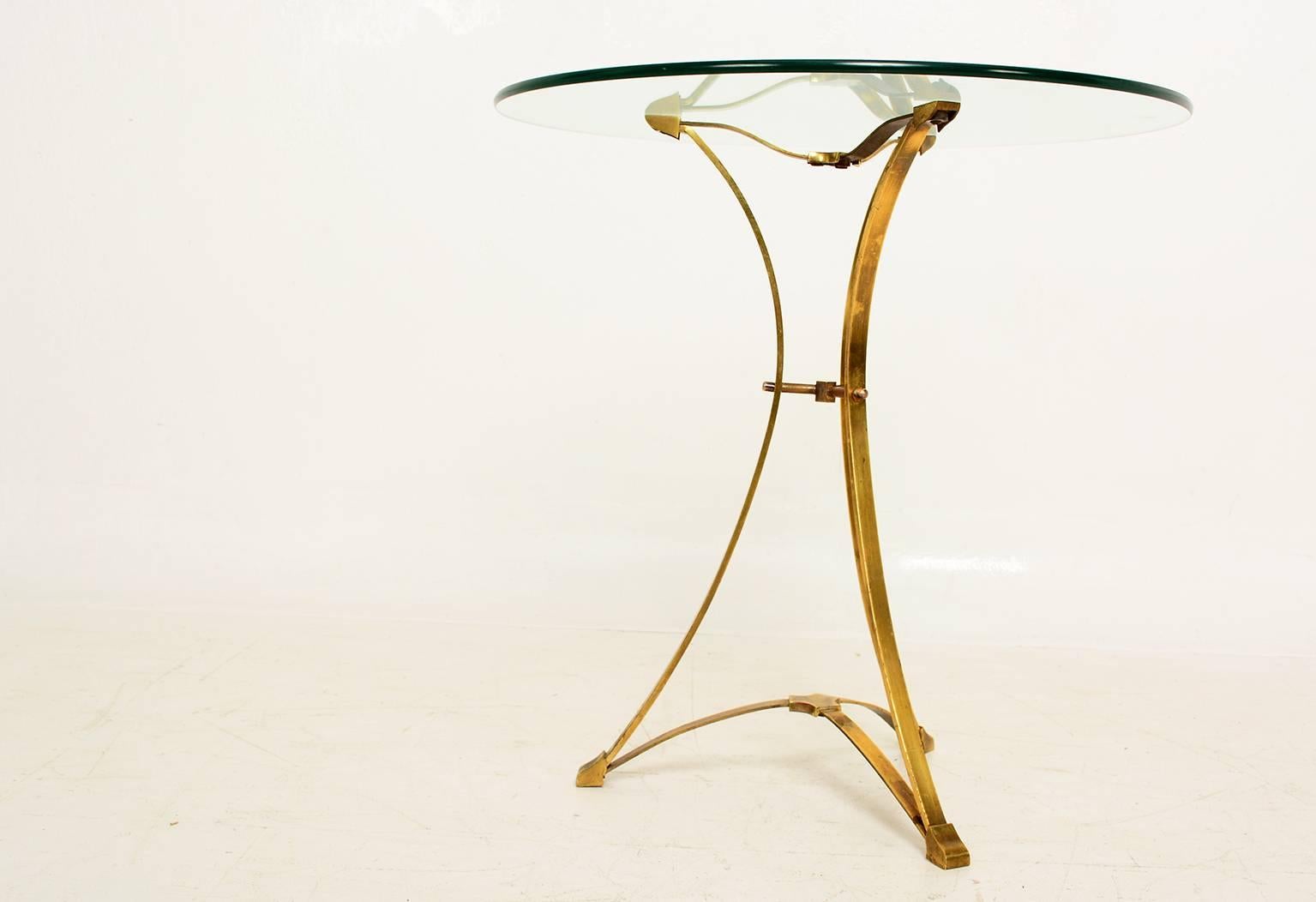 For your consideration a beautiful side table in solid brass. Round glass top. 
 