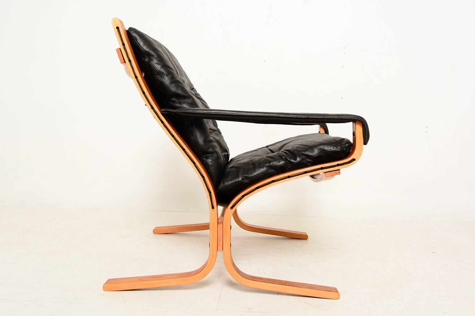 For your consideration a vintage Westnofa chair made in Norway.
Black leather in teak bent plywood with brown canvas. 

