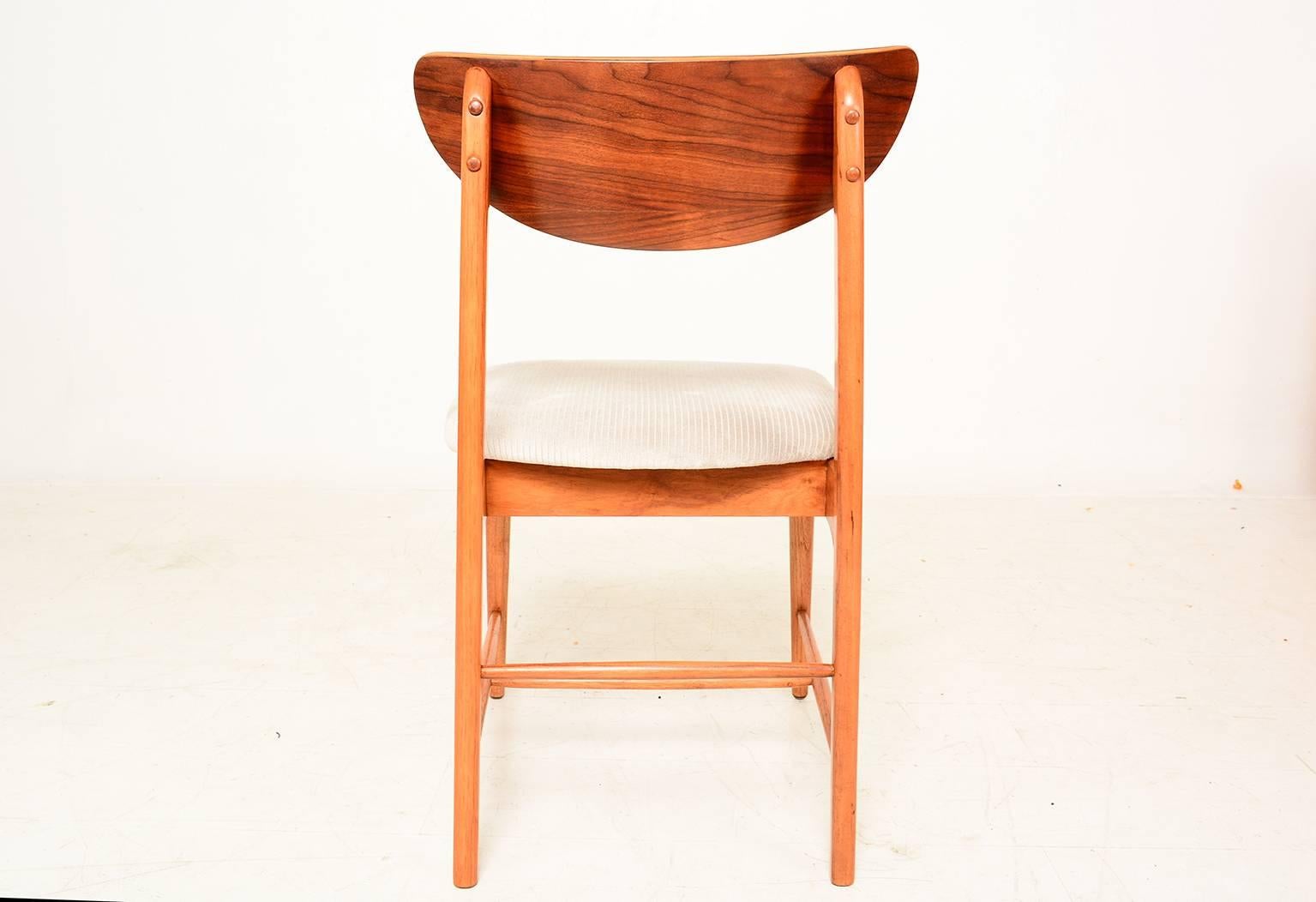 Mid-Century Modern Set of Six Dining Chairs 1