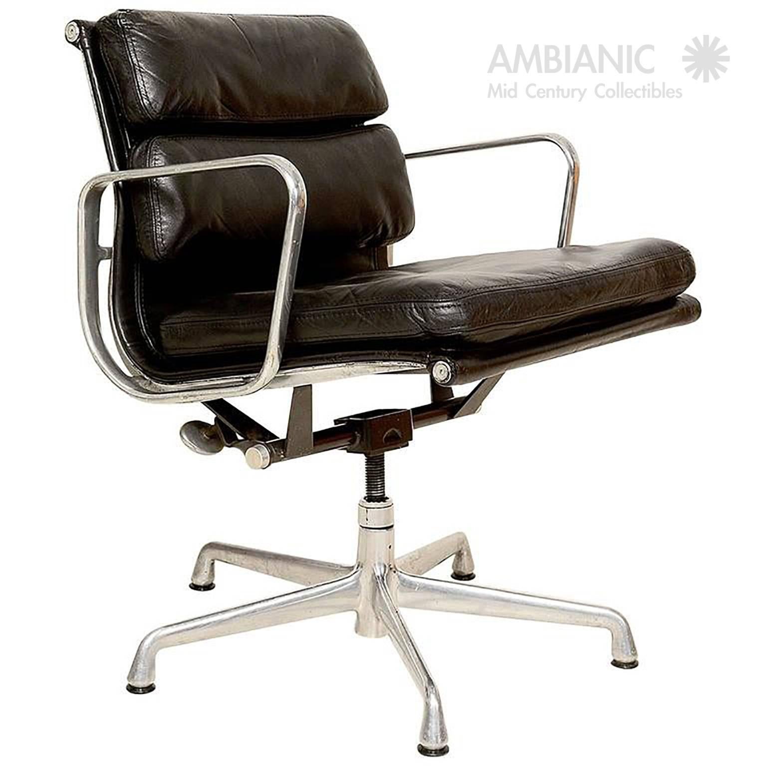 For your consideration a vintage soft pad chair for the aluminum group designed by Eames for Herman Miller. 

Original black leather with aluminum frame. 

Stamped with makers information. 

Unusual five star base with plastic feet. 
Only one