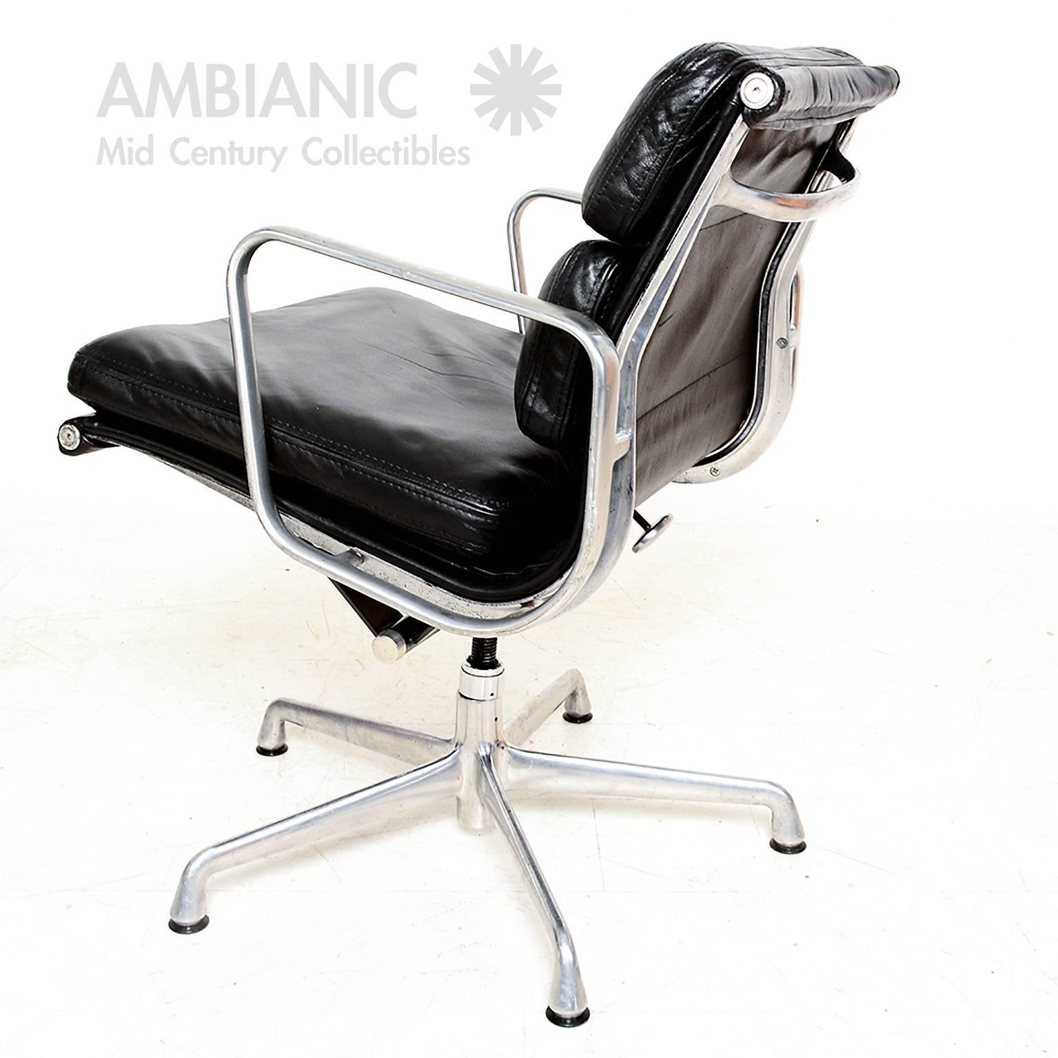 American Mid Century Modern  Herman Miller Eames Soft Pad Aluminum Group Chair