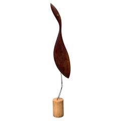 Sculpture moderne du milieu du siècle représentant une aigrette, en bois sculpté, signée K & P, années 1960