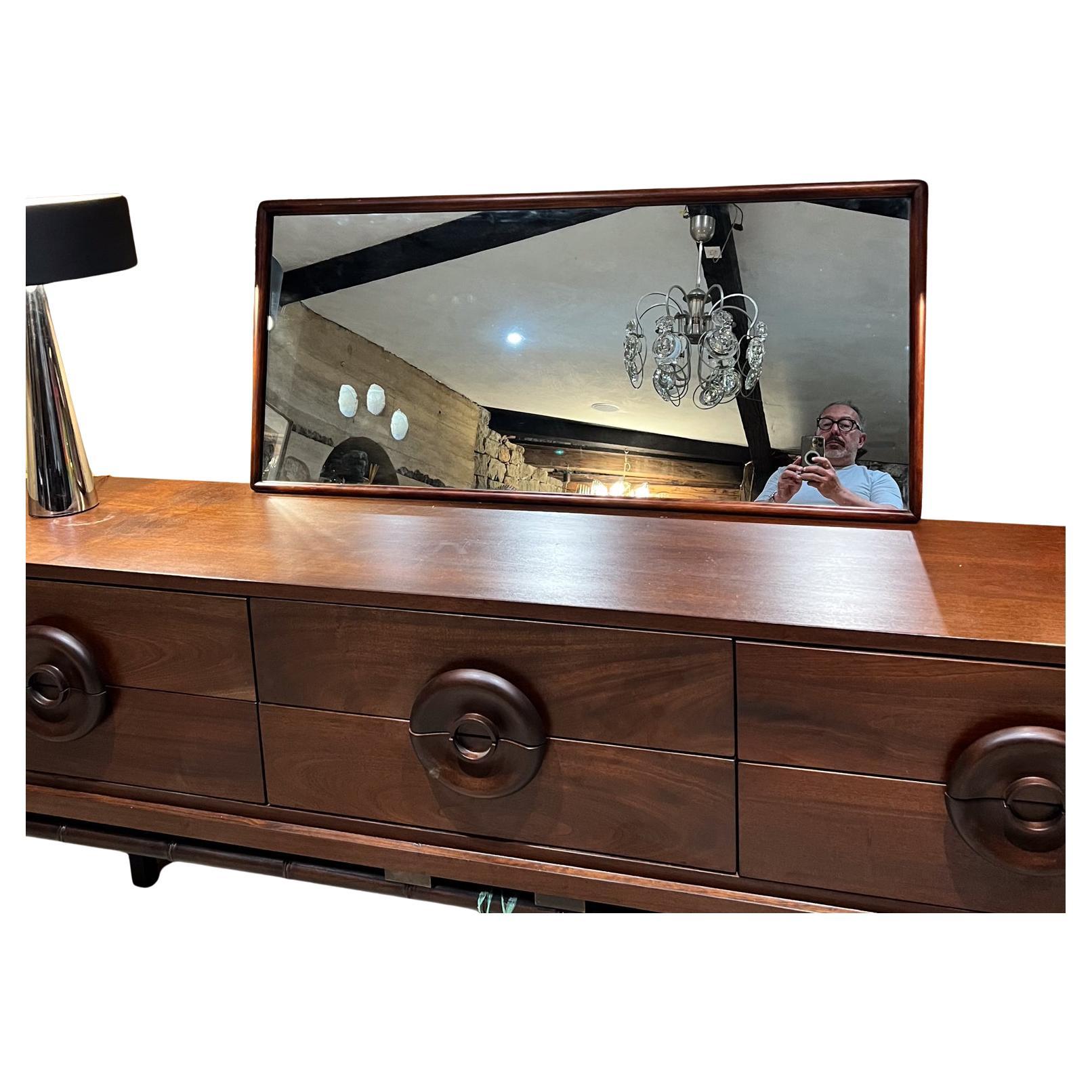 
Specchio da parete con cornice in Wood degli anni '50 di T.H. Robsjohn-Gibbings
Eleg Line disegnato per Widdicomb
51,25 l x 23,75 altezza x 1,25
Condizioni originali di usato d'epoca.
Fai riferimento alle immagini fornite.
Consegna a SF PS OC LA