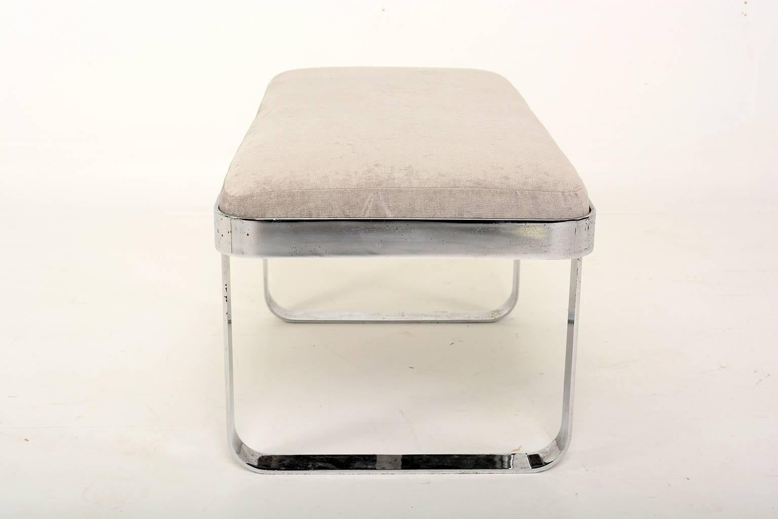 For you consideration a vintage pace bench with chrome-plated legs. 

New upholstery in light grey tones. 

Unmarked.