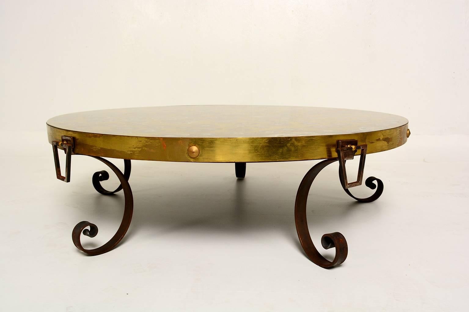 For your consideration a vintage cocktail table with round églomiséd top. 

Forged iron sculptural legs.
 
