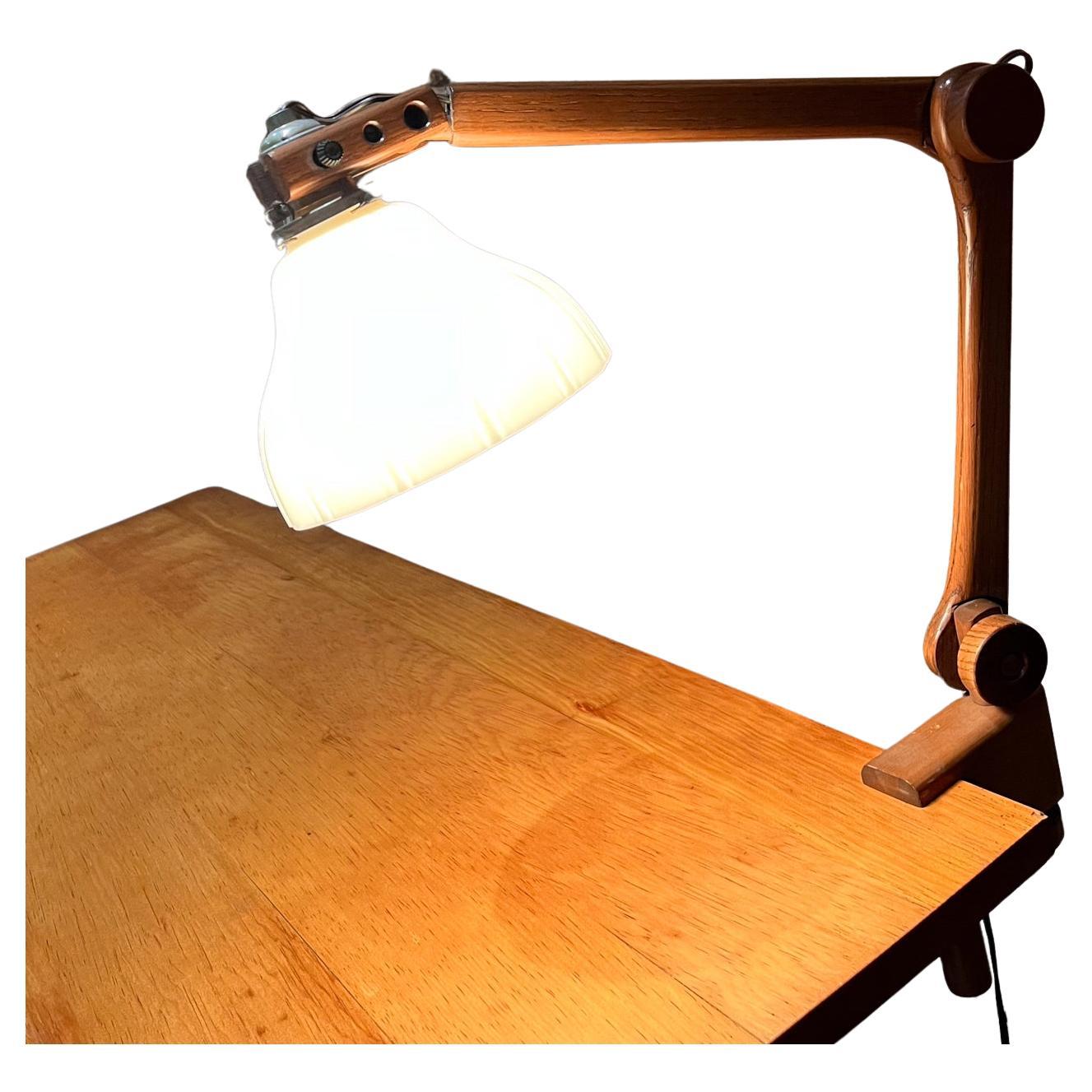 AMBIANIC presenta
Lampada da tavolo CLAMP del 1940 per tavolo da disegno
Regolabile e articolato
30 di altezza completamente esteso Ombra 7,25
Condizioni originali e non restaurate
Esamina le immagini fornite.