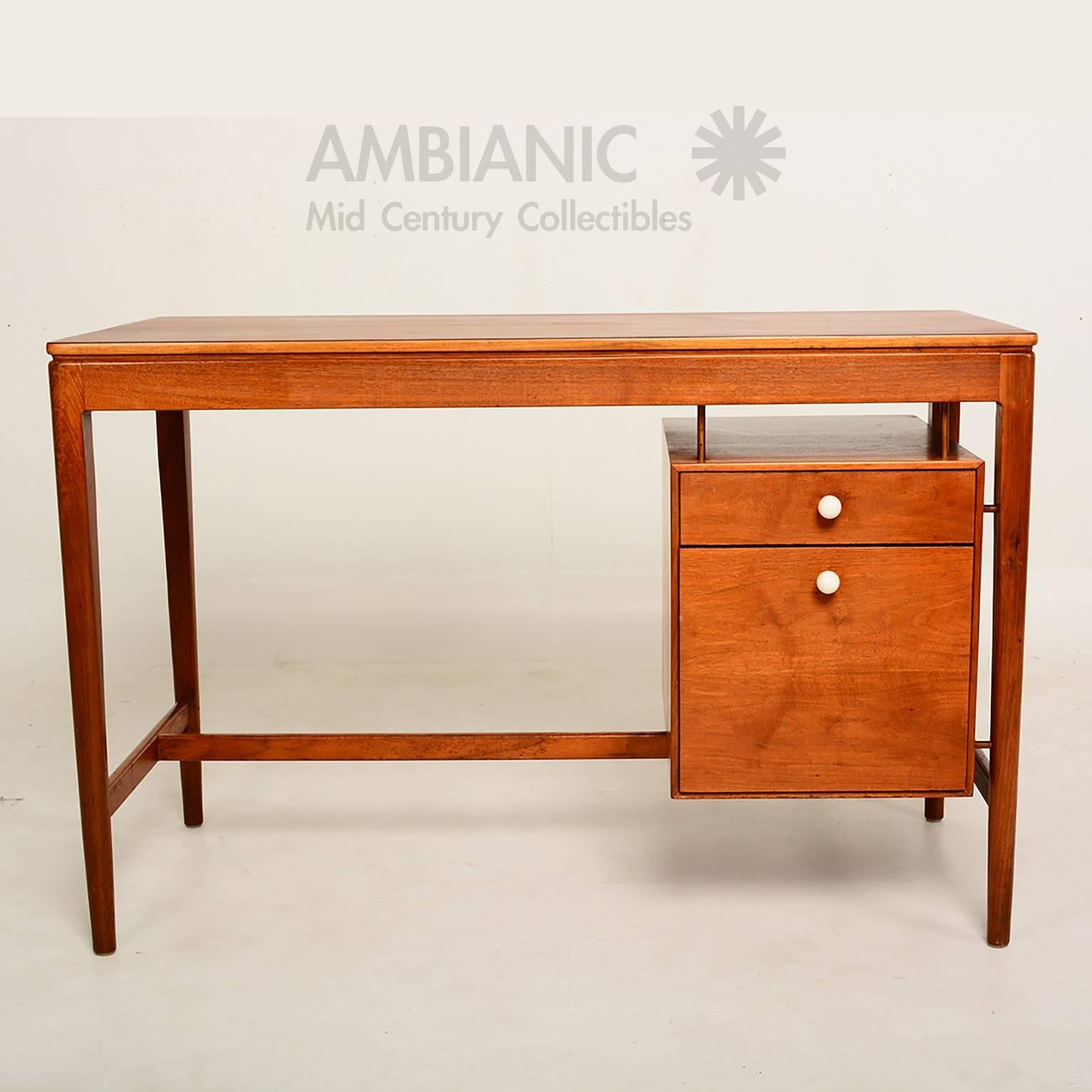 We are pleased to offer for your consideration a Mid century desk in Walnut wood by Drexel designed by Kipp Stewart

Walnut wood with two pull our drawers in the right side. Sculptural shape. 

Iconic ceramic pull handles. 

Dimensions:
29.25