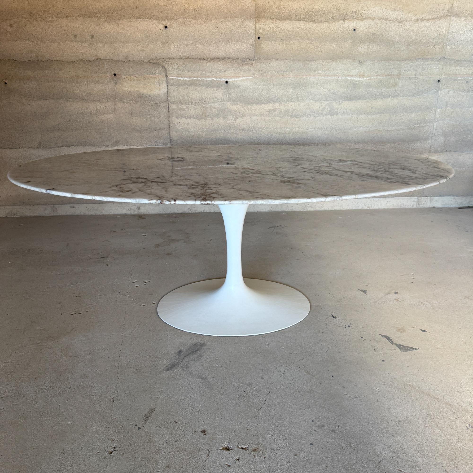 Bauhaus Mid-Century Modern Eero SaarinenKnoll Oval Tulip Pedestal Table Cristallo Quartz For Sale