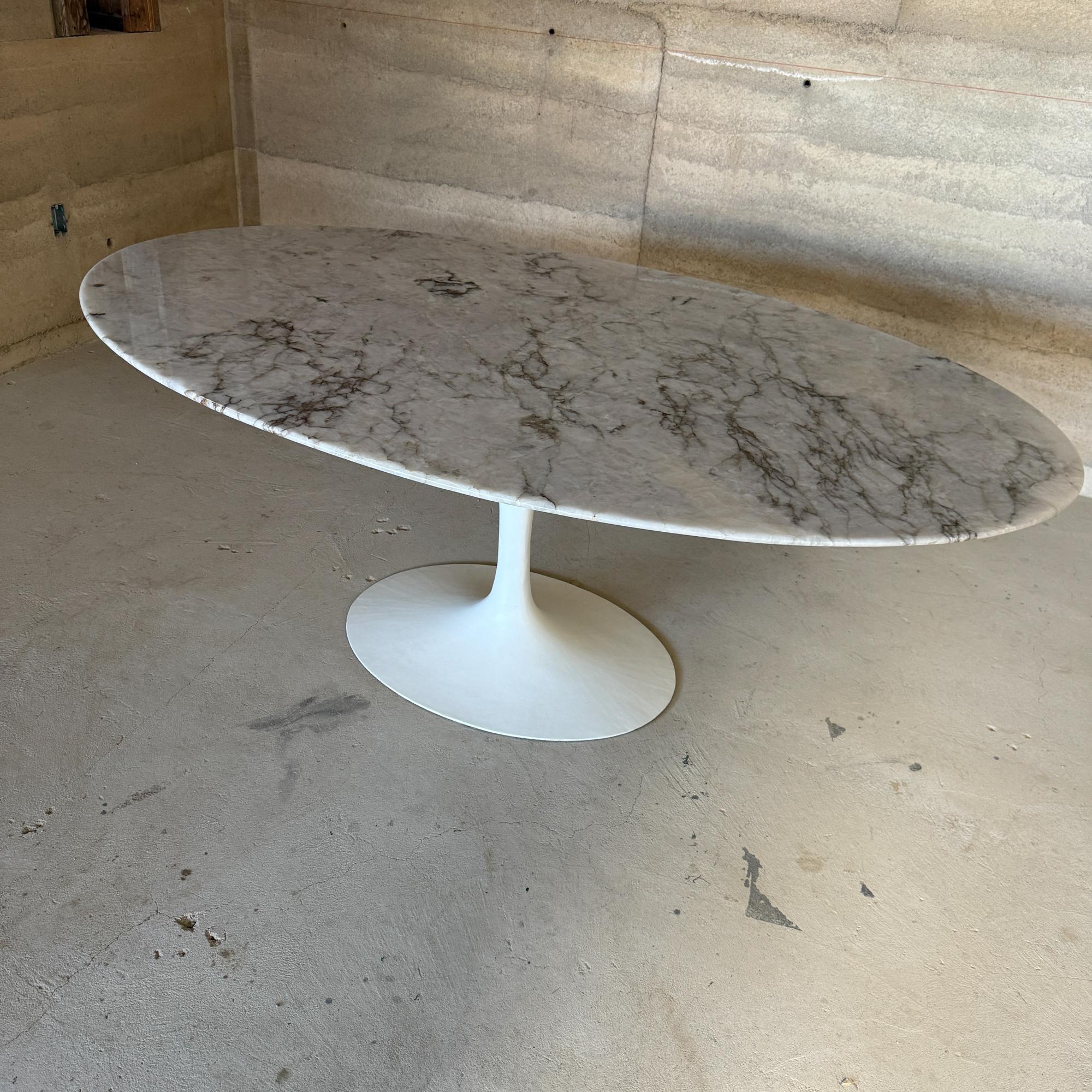 American Mid-Century Modern Eero SaarinenKnoll Oval Tulip Pedestal Table Cristallo Quartz For Sale