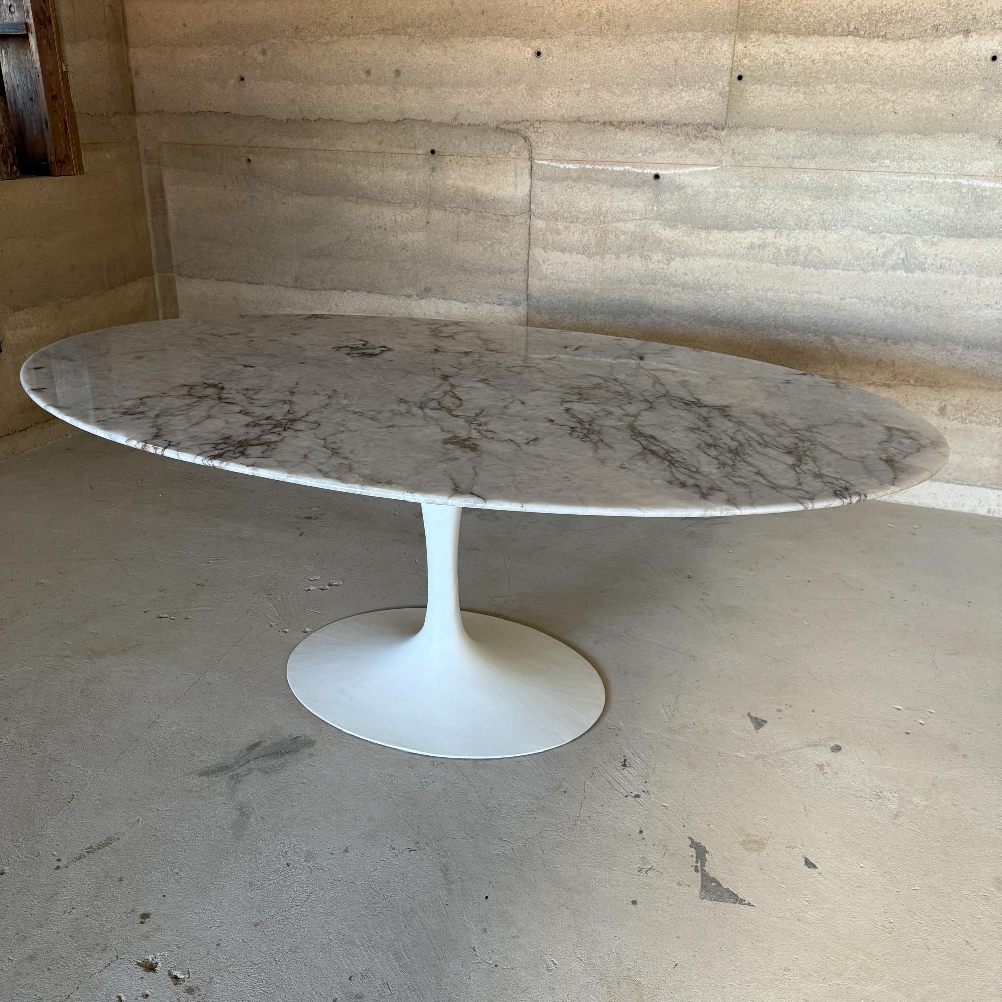 Mid-Century Modern Eero SaarinenKnoll Oval Tulip Pedestal Table Cristallo Quartz In Good Condition For Sale In Chula Vista, CA