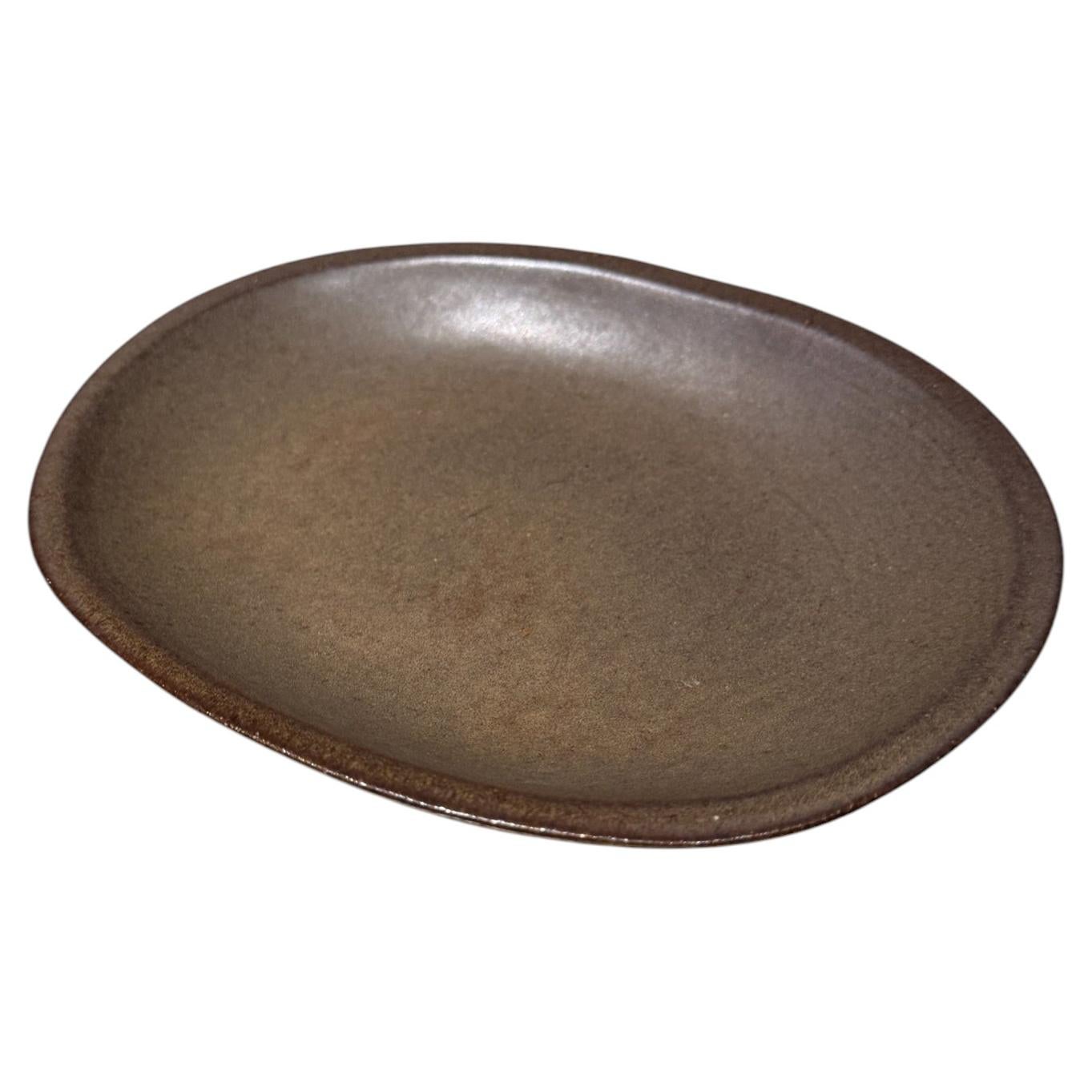 Plateau ovale en grès texturé, attribué à Gordon & Jane Martz, couleur « Earthy Bronze » en vente