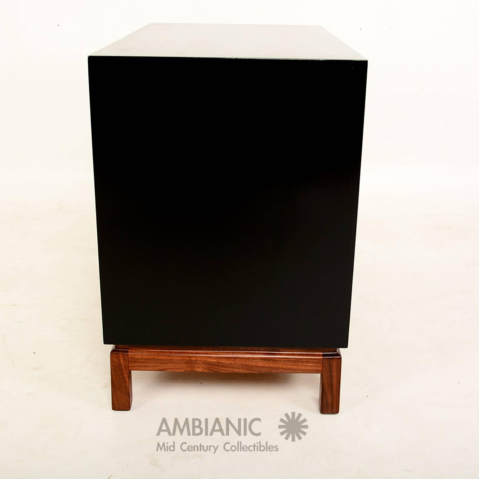For your consideration a four drawer dresser by Cal Mode.

Ebonized walnut  frame with light grey color on pull out drawers. Oriental inspired round brass pull out knobs.

USA Circa 1960s

All drawers are constructed with double dove tail