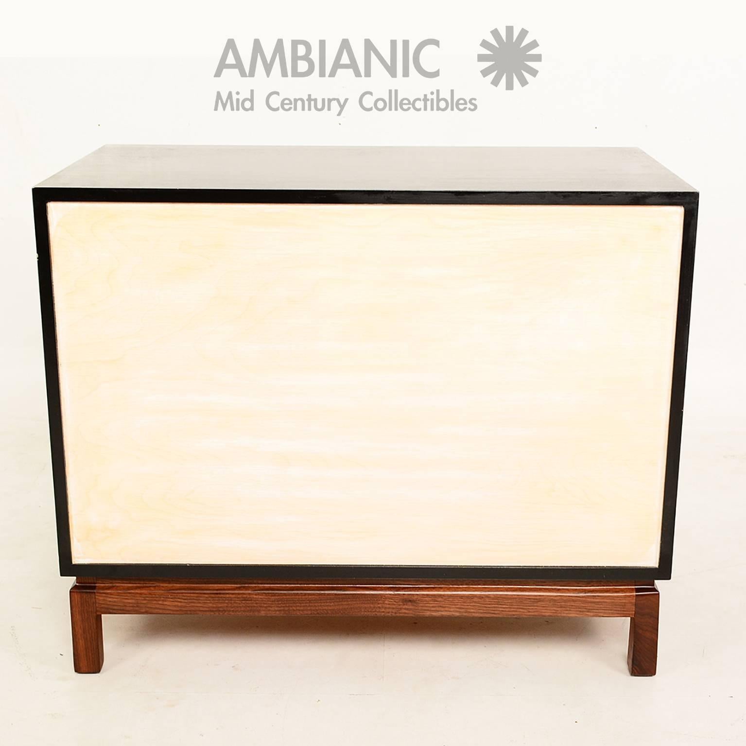 Mid Century Modern Cal Mode Dresser Walnut Wood with Brass Pulls In Excellent Condition In Chula Vista, CA