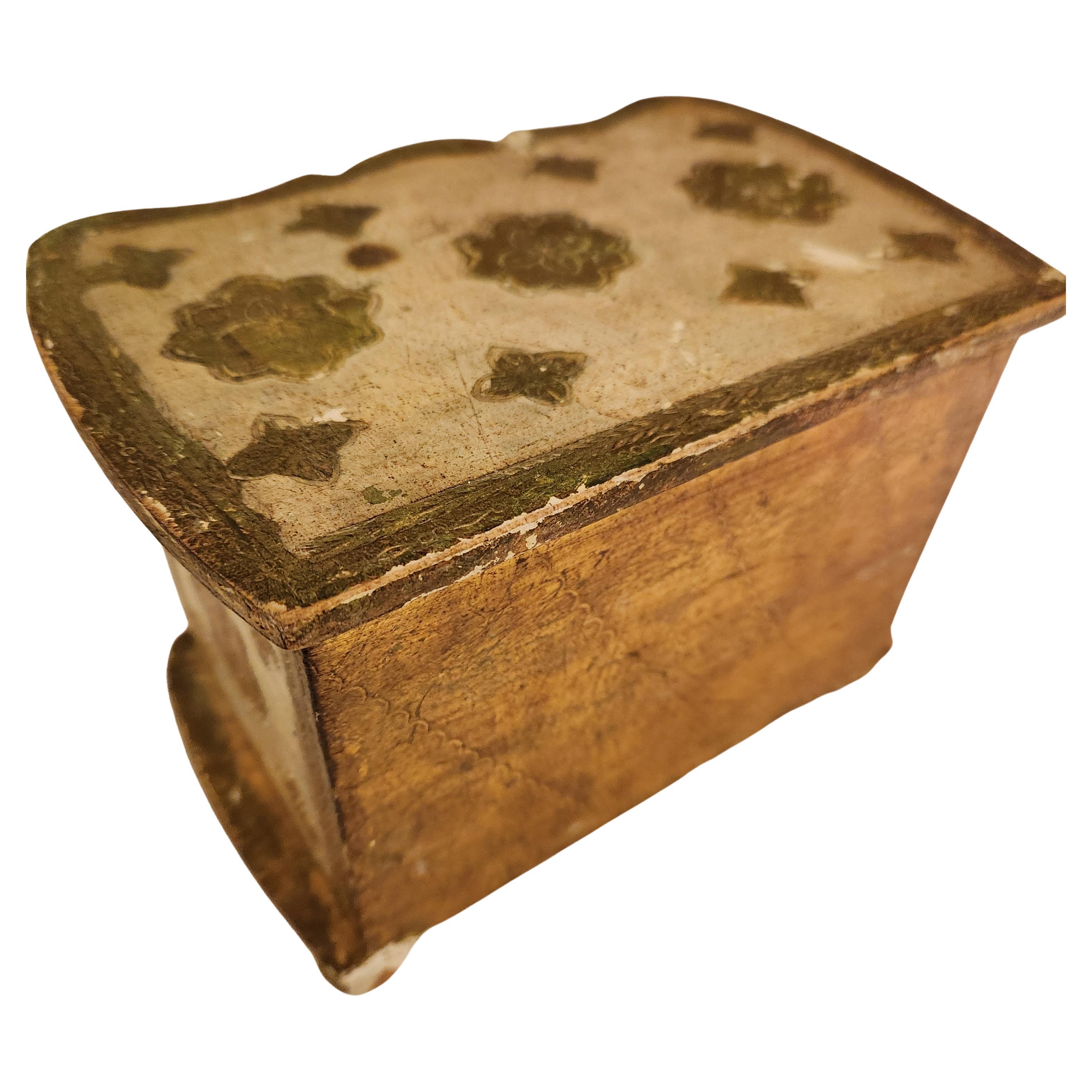 AMBIANIC presenta
Joyero de madera dorada veneciana de los años 50 Italia
Cajón extraíble y espejo interior
Original vintage sin restaurar decoloración en el acabado.
estampado Italia
7h x 5w x 4,5d
Consulte las imágenes