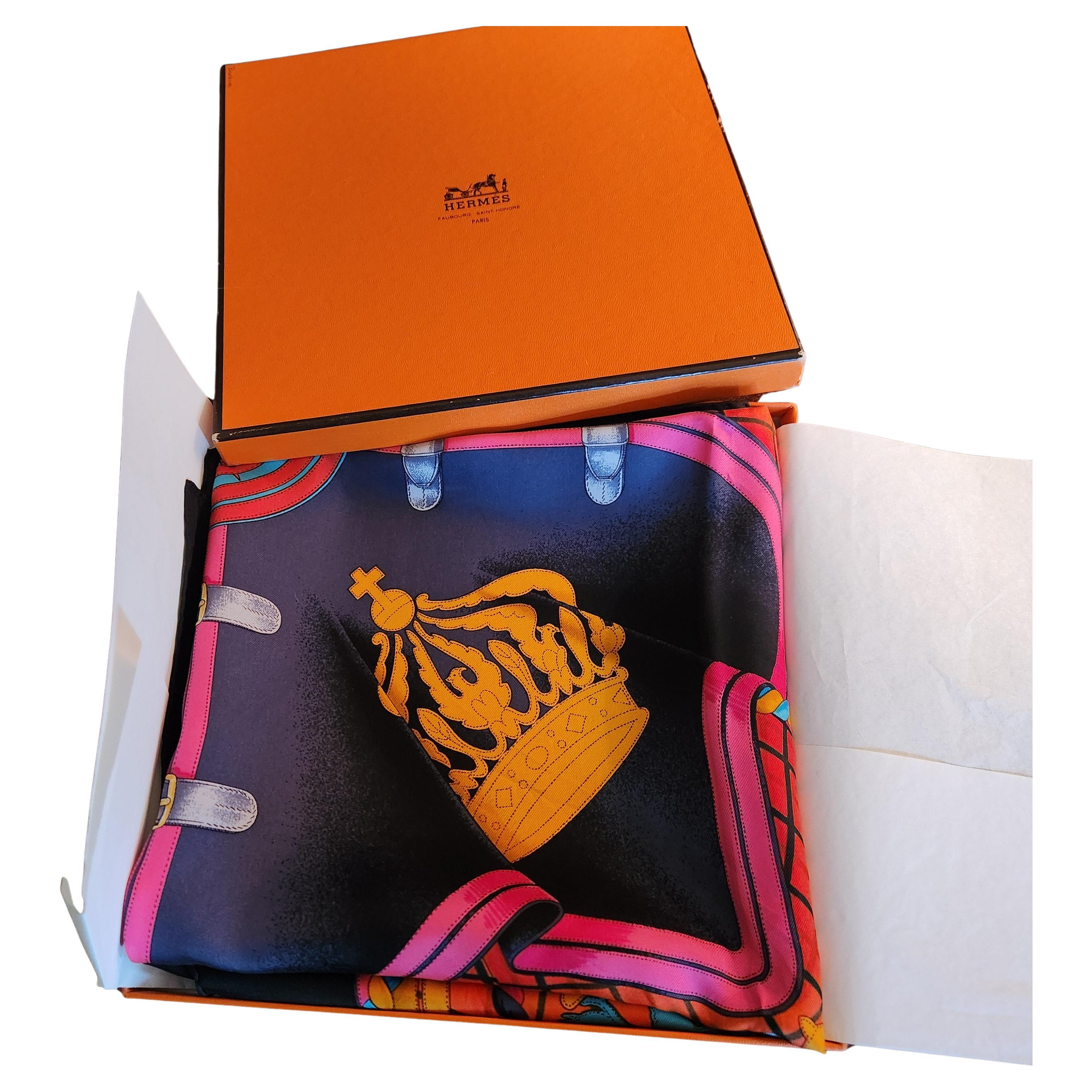 Sciarpa di seta di Hermès degli anni 
80 Grande Tenue Henri D
Origny con scatola in vendita