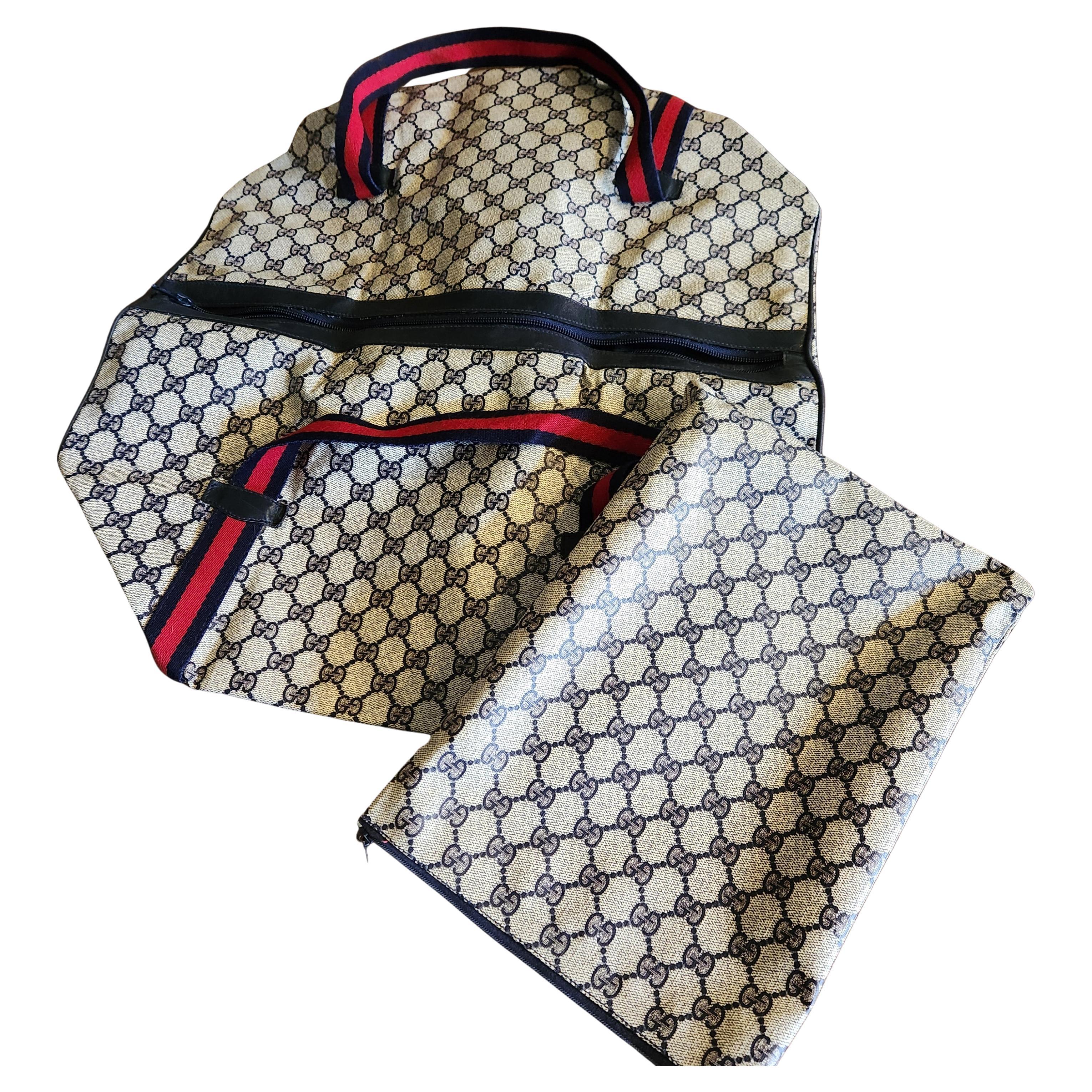 AMBIANIC presents
1980s Gucci Coated Canvas Navy Red Duffel Carry Bag Tote and Case
weekend duffel tote bag and case
GG monogram
duffel storage case is 12 x 9
exterior side zip pocket
approximately 18 x 21 x 10d
Preowned vintage appearing