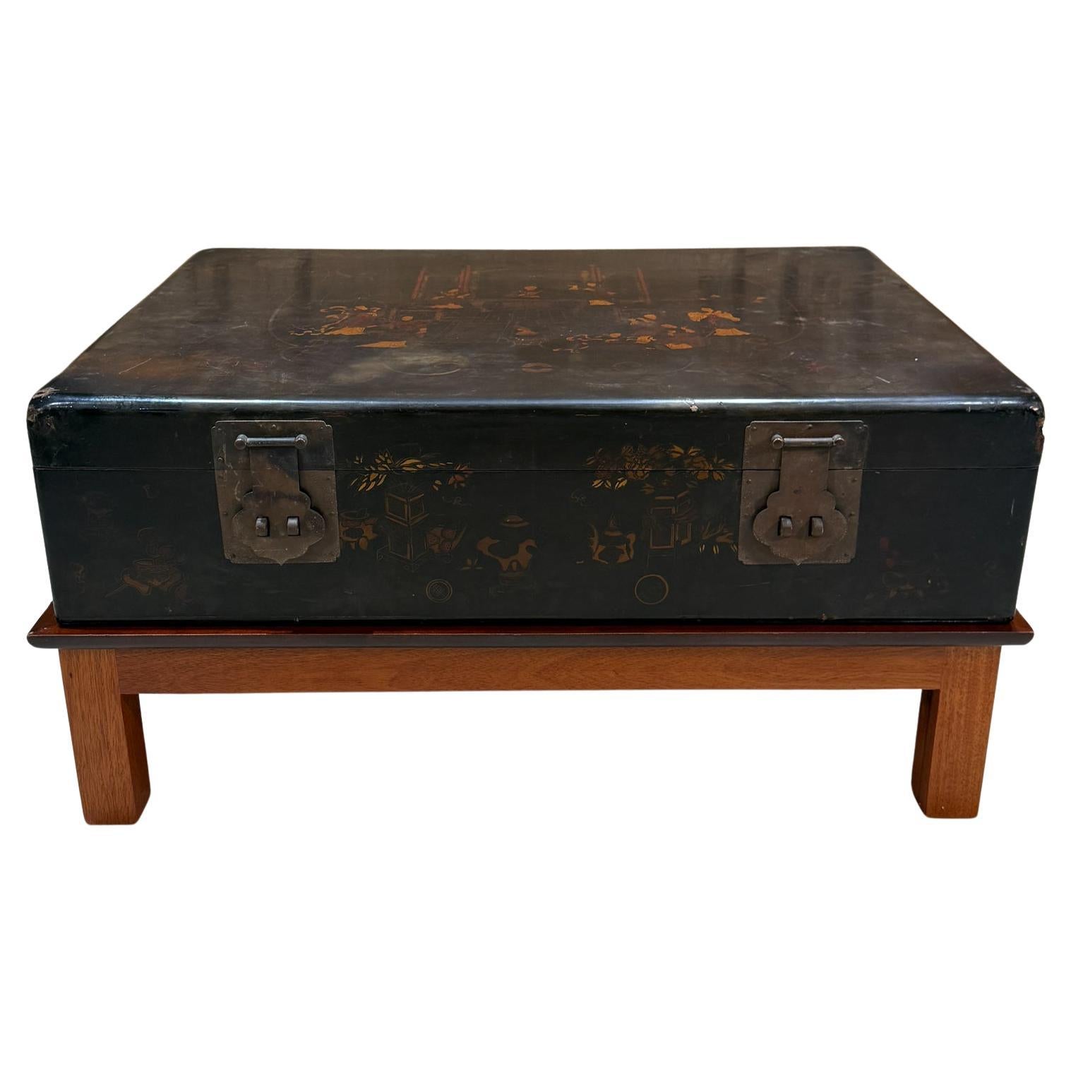 Table basse chinoise en bois laqué avec scène de palais animée en vente