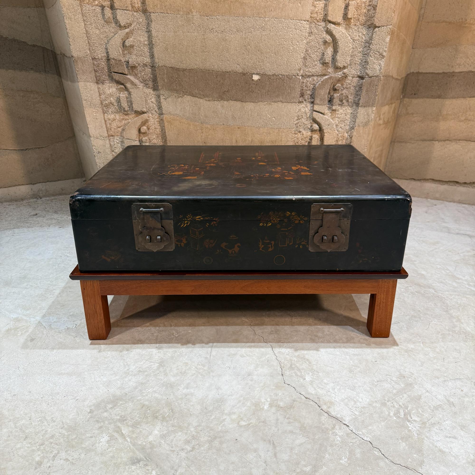 Bois Table basse chinoise en bois laqué avec scène de palais animée en vente