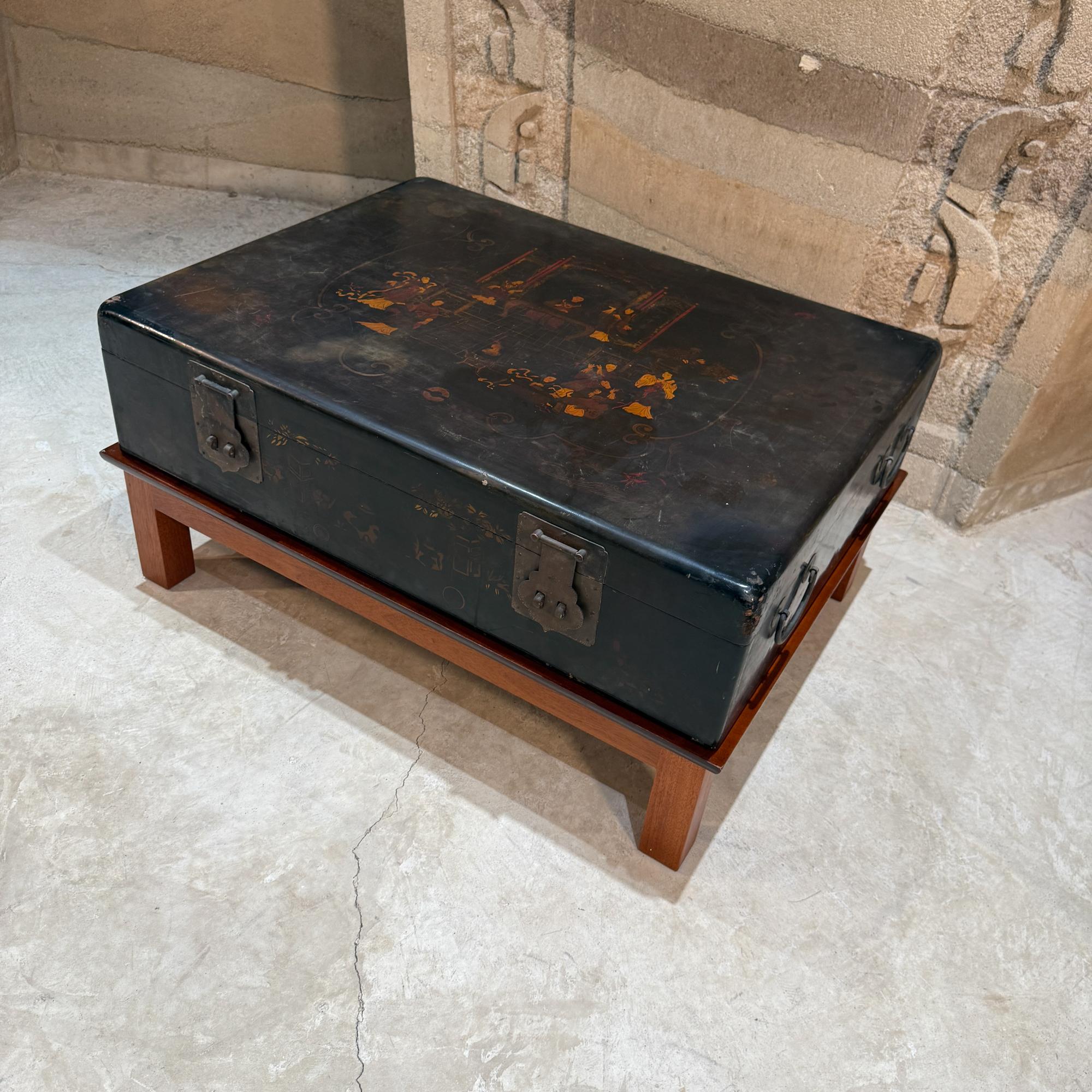 Table basse chinoise en bois laqué avec scène de palais animée en vente 1
