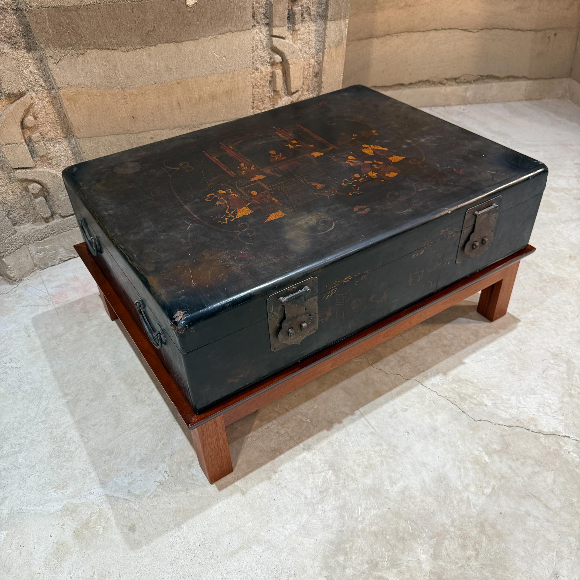 Table basse chinoise en bois laqué avec scène de palais animée en vente 2