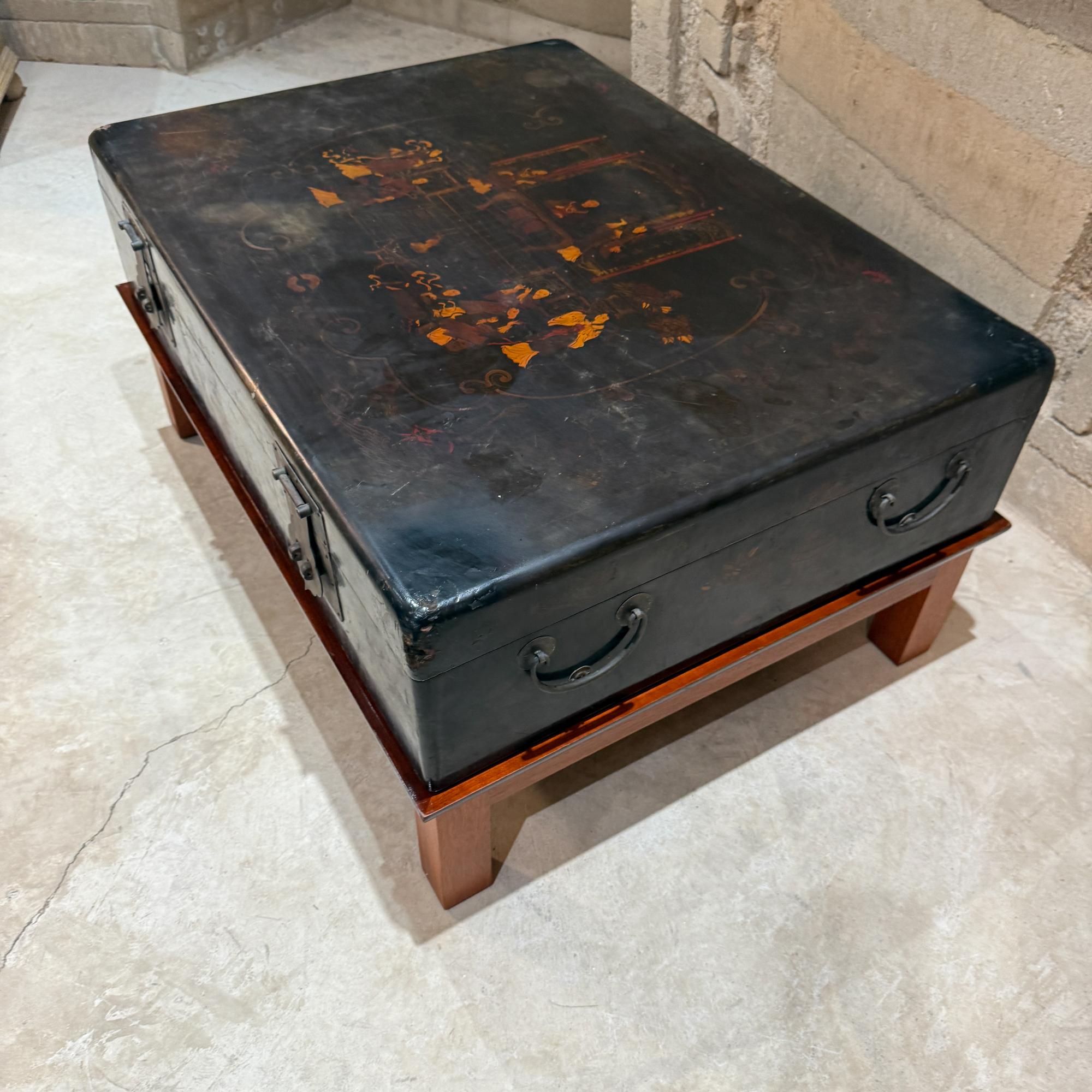 Table basse chinoise en bois laqué avec scène de palais animée en vente 4