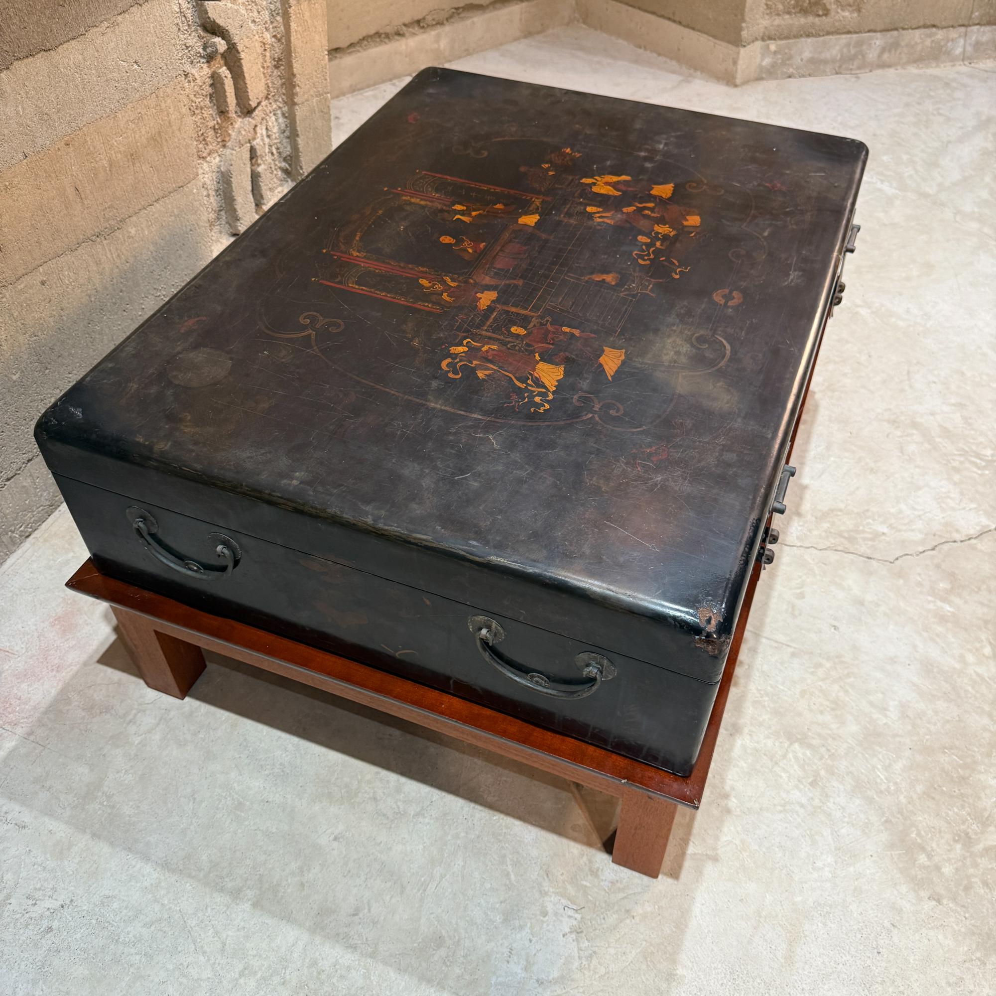 Table basse chinoise en bois laqué avec scène de palais animée en vente 3