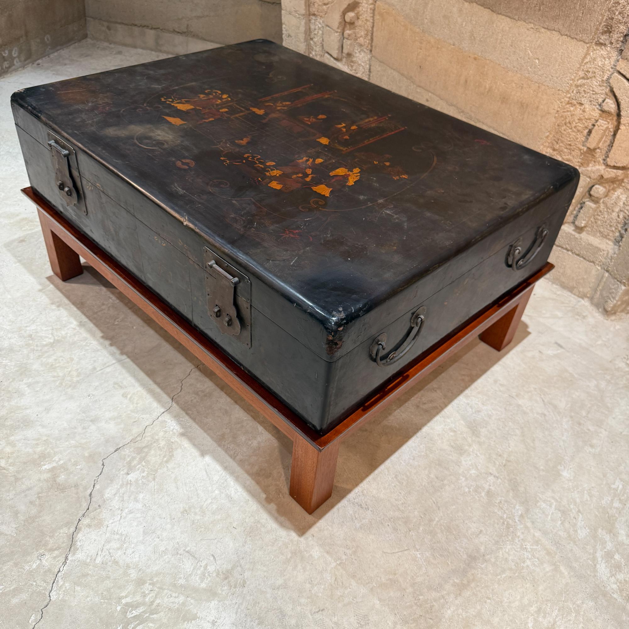 Table basse chinoise en bois laqué avec scène de palais animée en vente 5