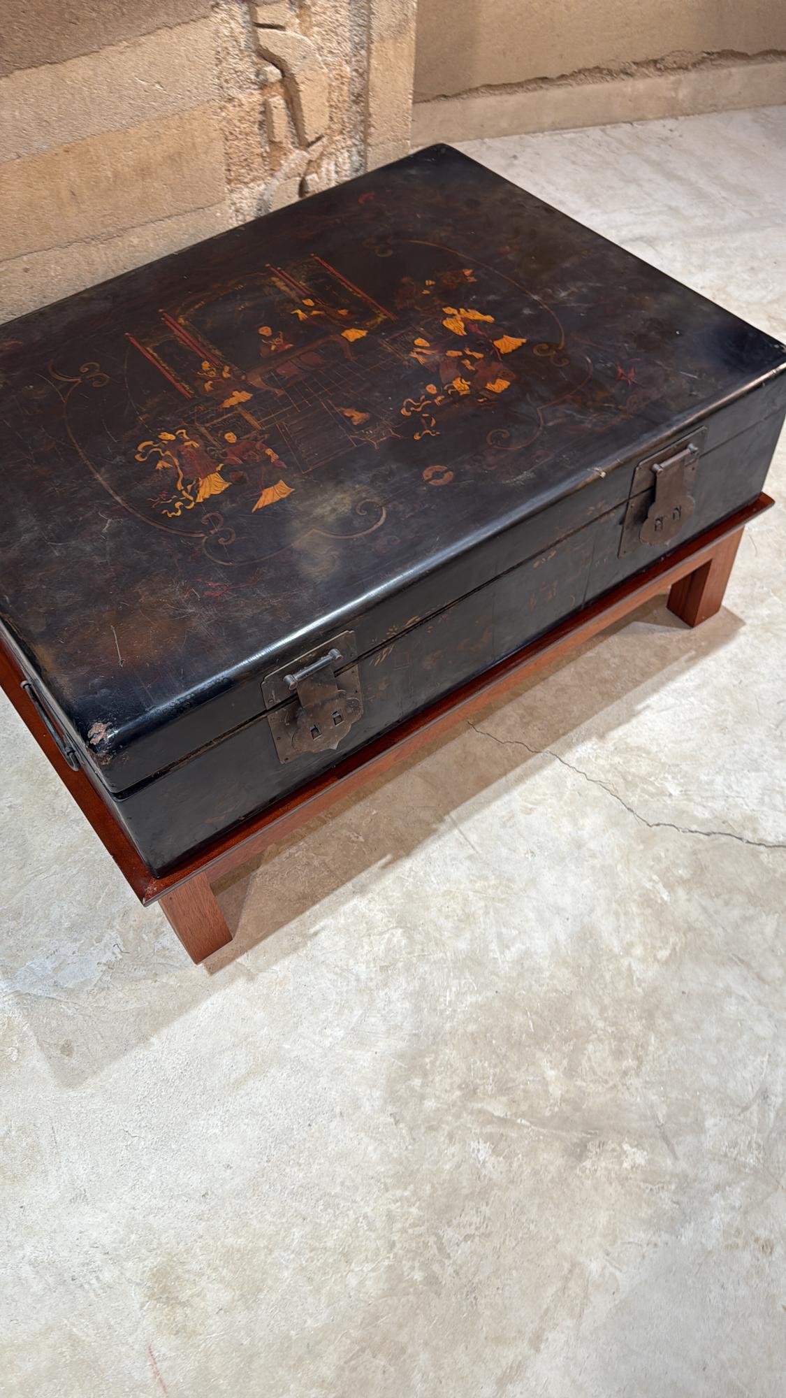 Table basse chinoise en bois laqué avec scène de palais animée en vente 6