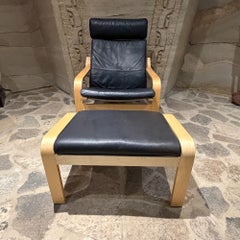 Sillón Poäng de Ikea, de Noboru Nakamura, en cuero negro y contrachapado de abedul, estilo vintage