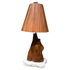 Lámpara de mesa de madera flotante de estilo orgánico moderno con toques de wabi-sabi