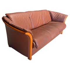 Divano in pelle Ekornes Stressless Manhattan a 3 posti, color cognac, finitura betulla, stile scandinavo