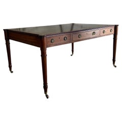 Bureau double « Partners » de style Régence anglaise, en acajou et cuir ciselé, de la marque Vintage Baker Furniture