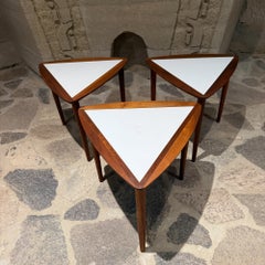 Arthur Umanoff – Set aus ineinander stapelbaren Beistelltischen, dreieckig, Mid-Century-Modern-Stil